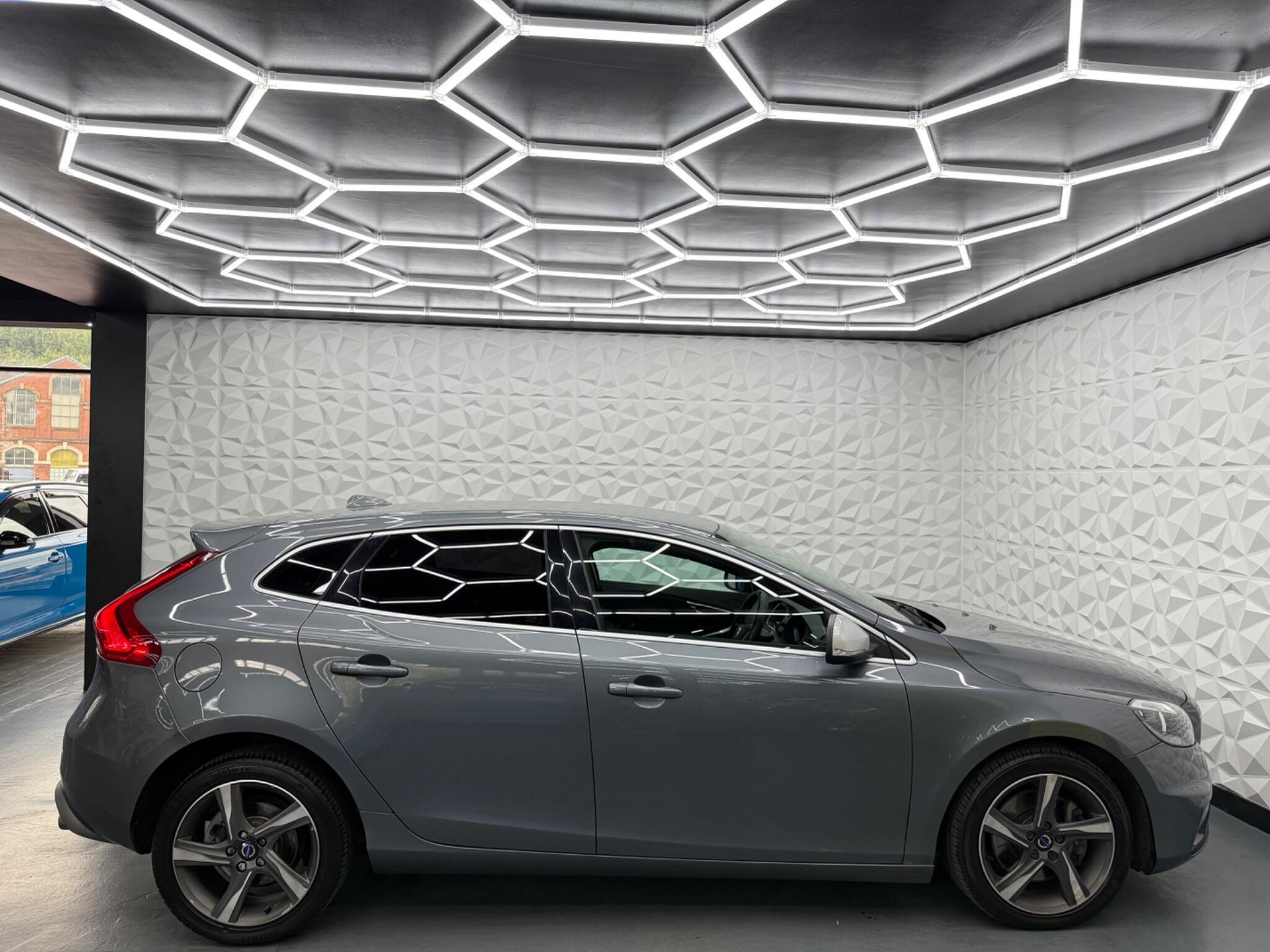Volvo V40 - Image 14