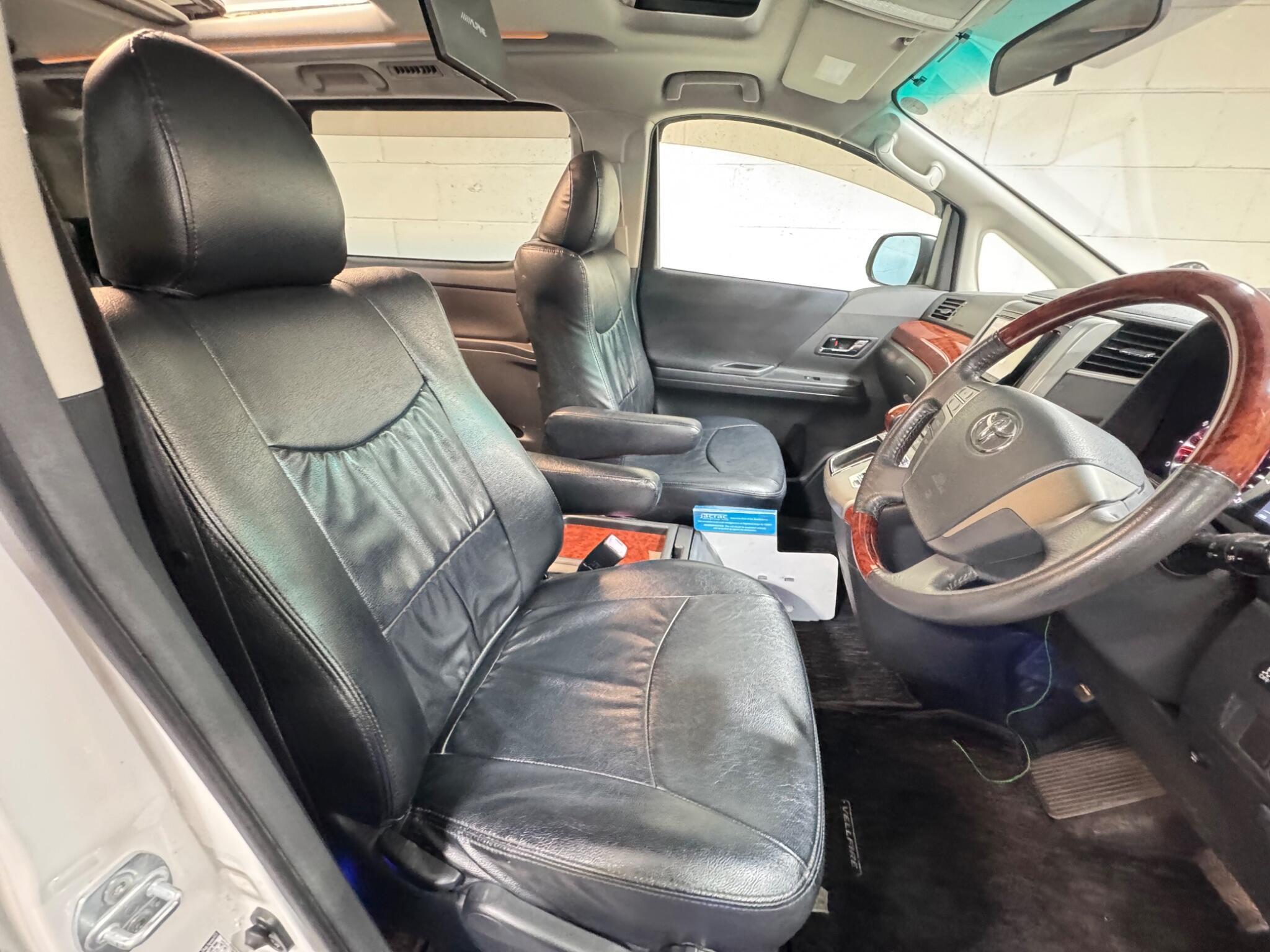 Toyota Vellfire - Image 8