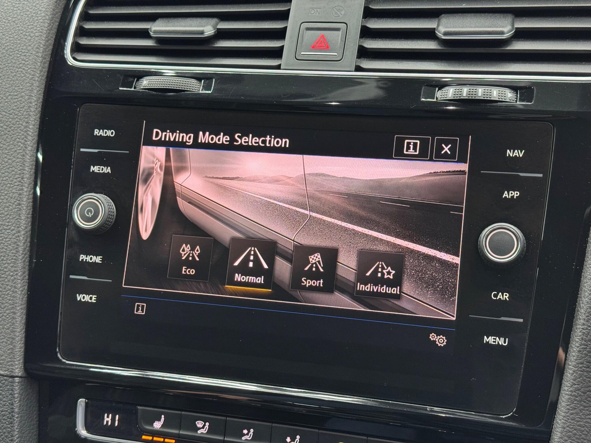 Volkswagen Golf - Image 33