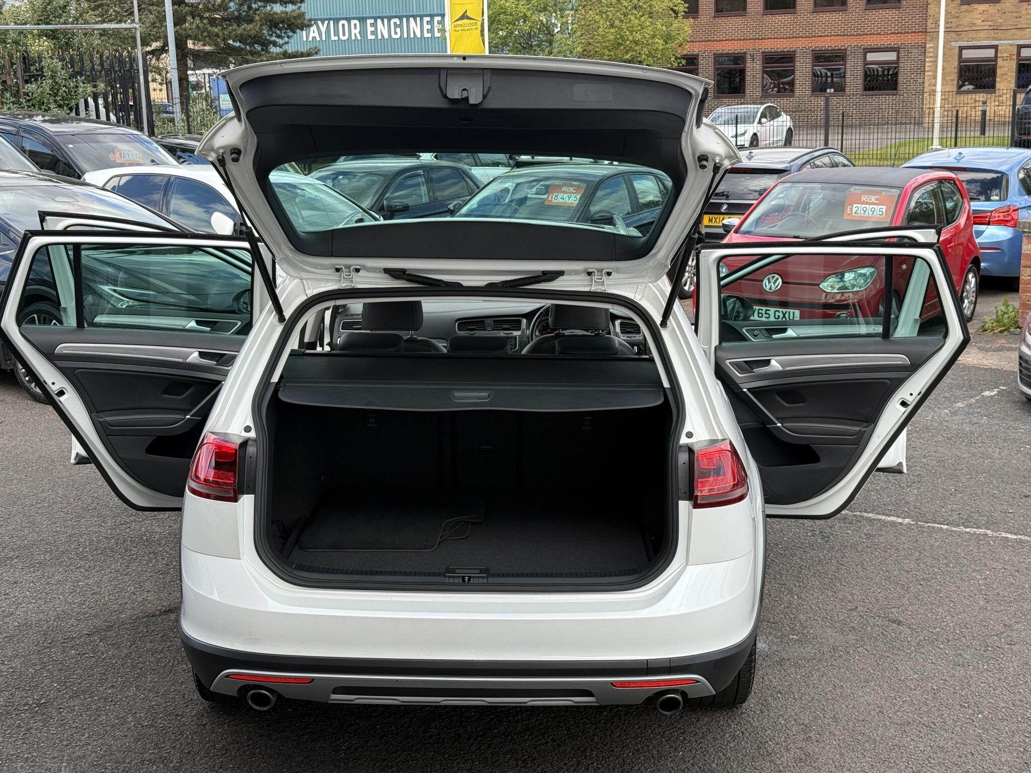 Volkswagen Golf - Image 28