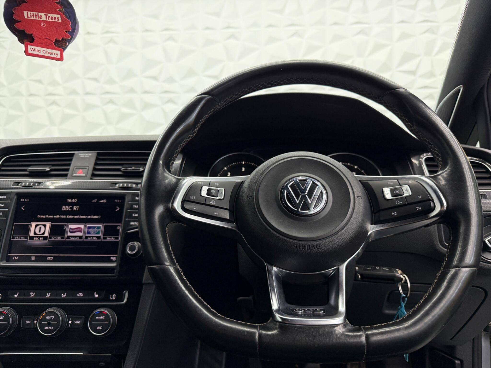 Volkswagen Golf - Image 24
