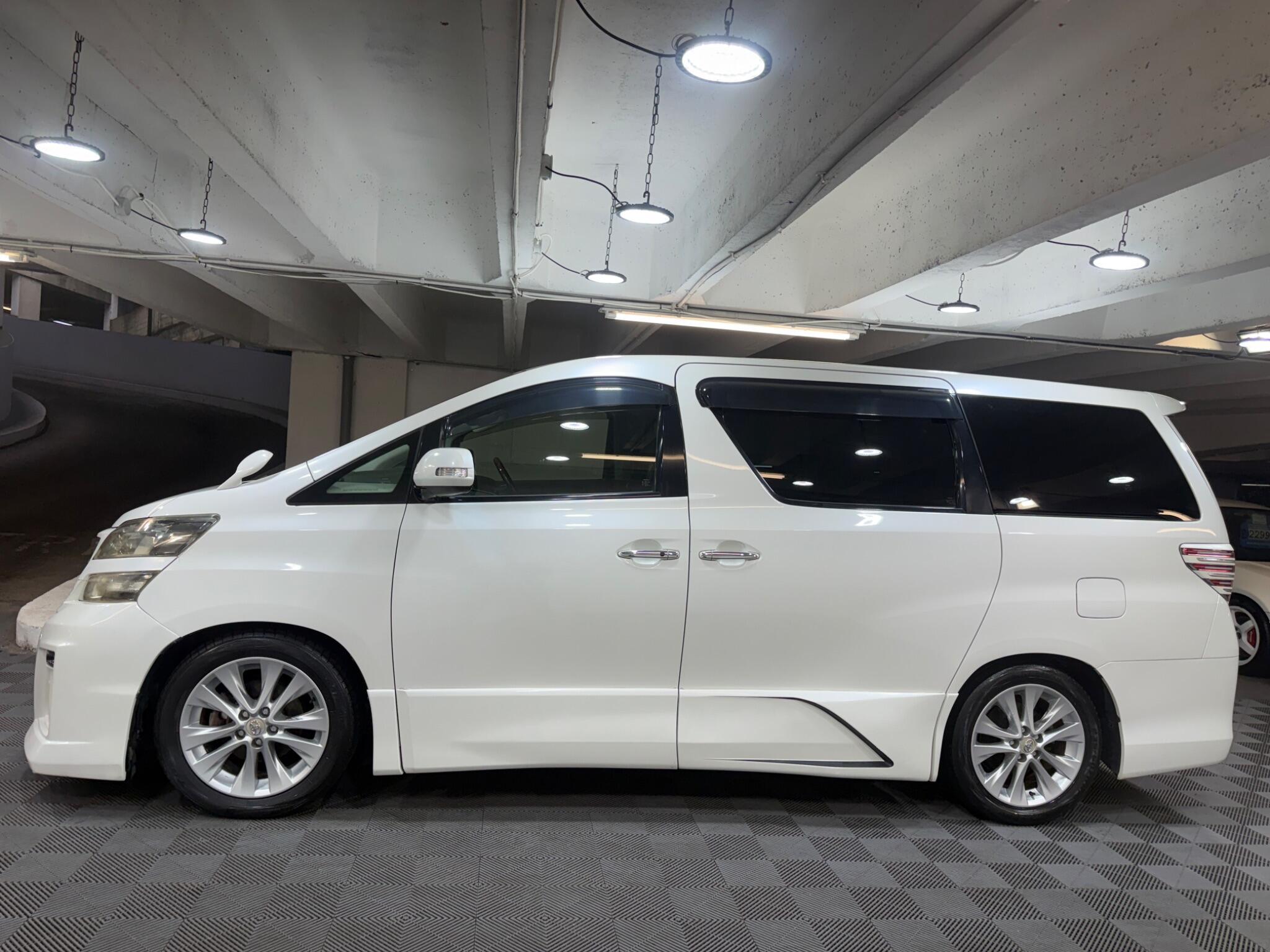 Toyota Vellfire - Image 2