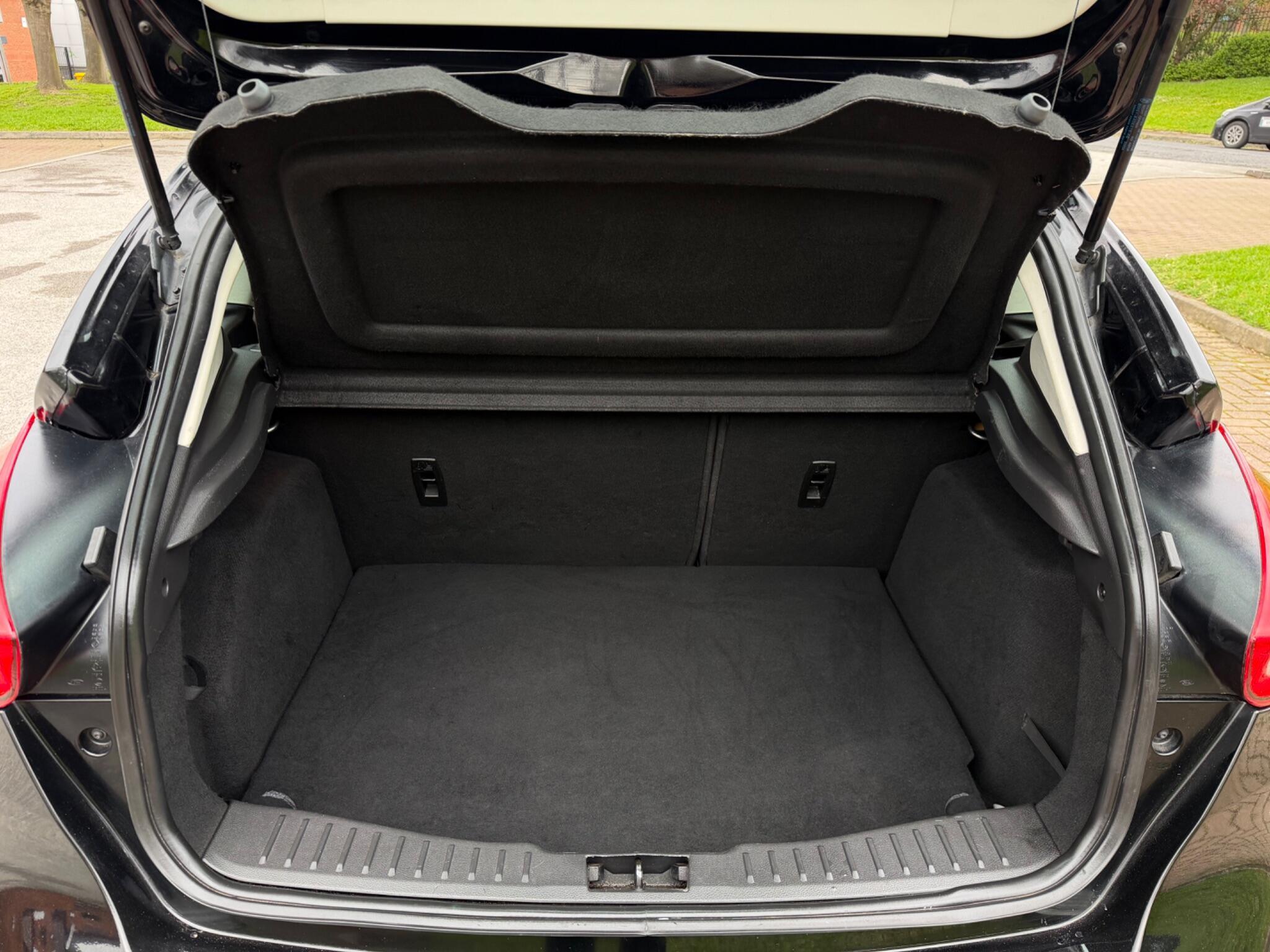 Ford Focus - Image 12