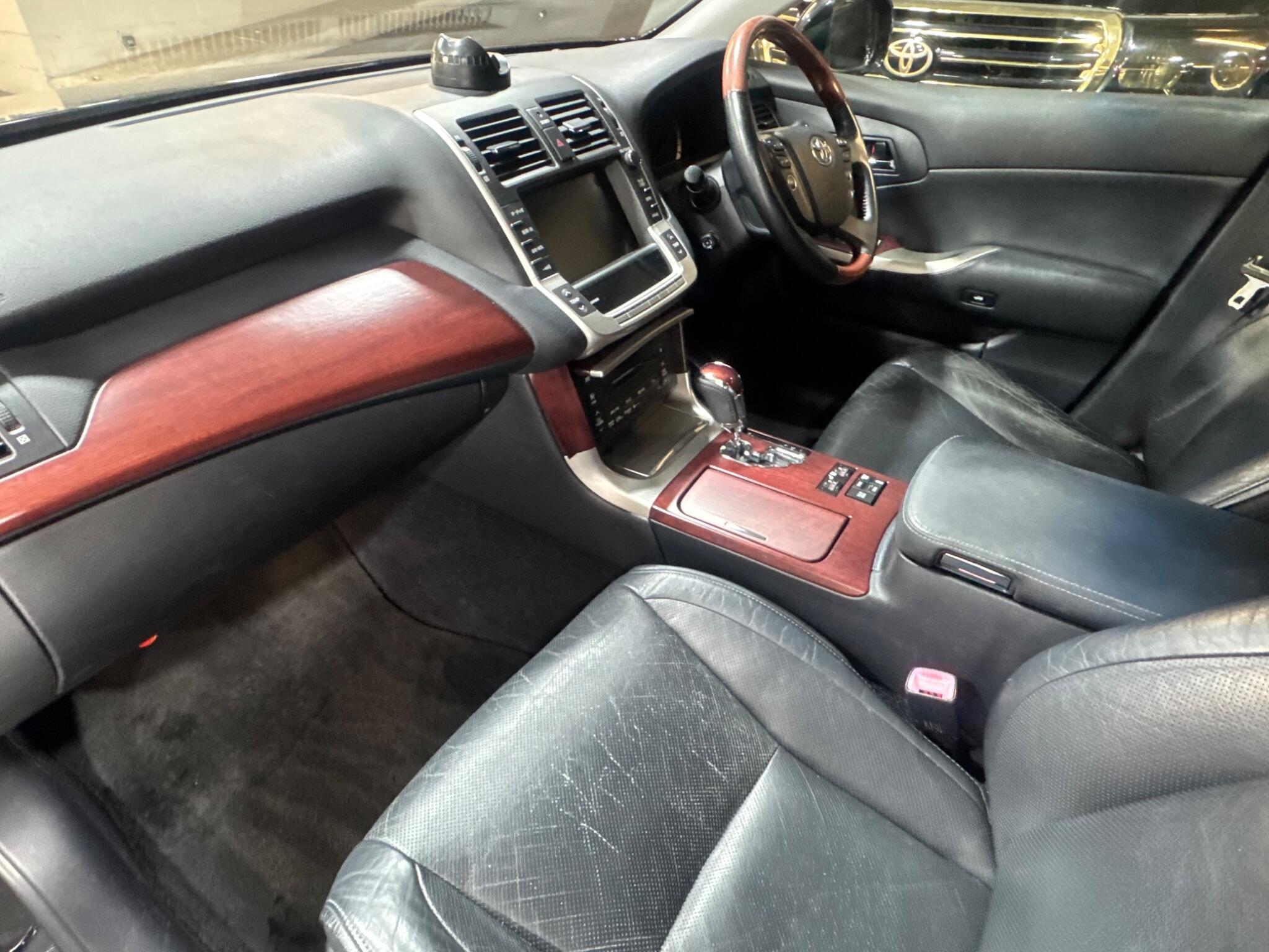 Toyota CROWN - Image 11