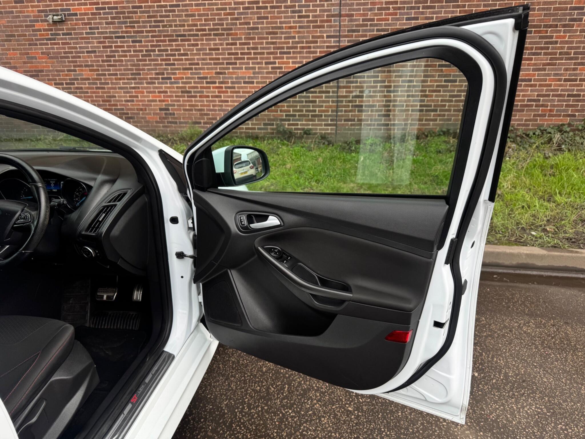 Ford Focus - Image 38