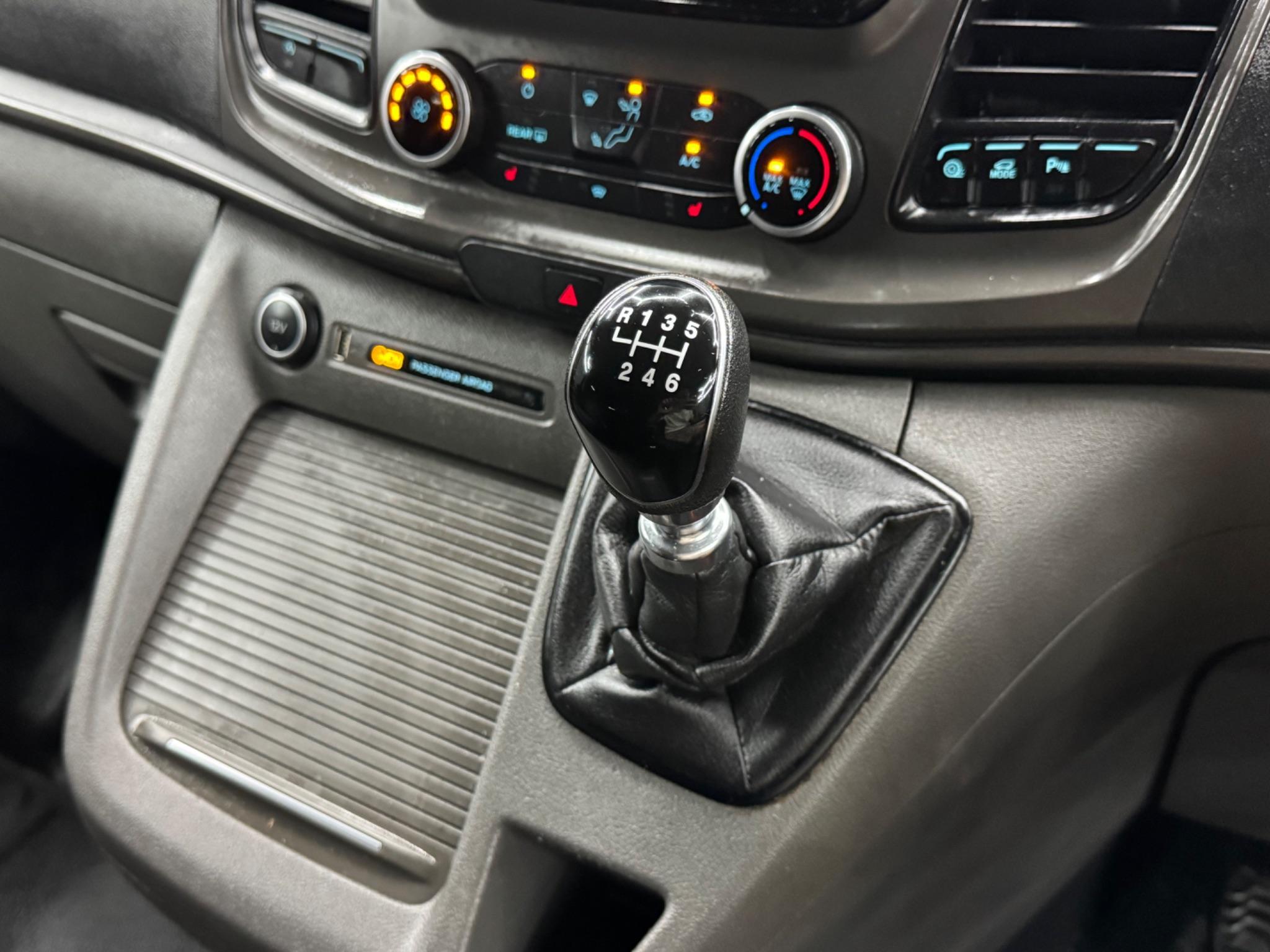 Ford TOURNEO CUSTOM - Image 26