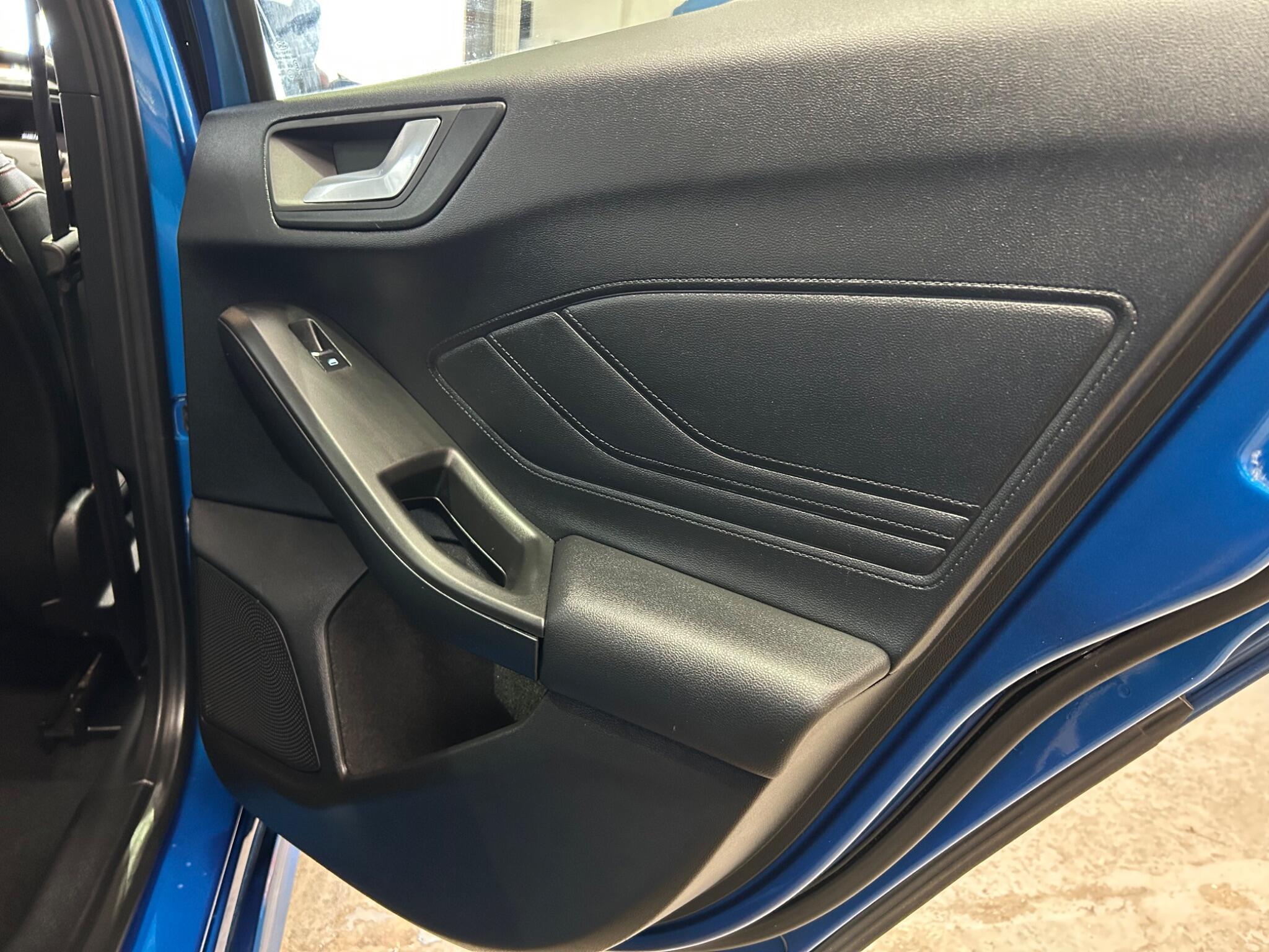 Ford Focus - Image 32