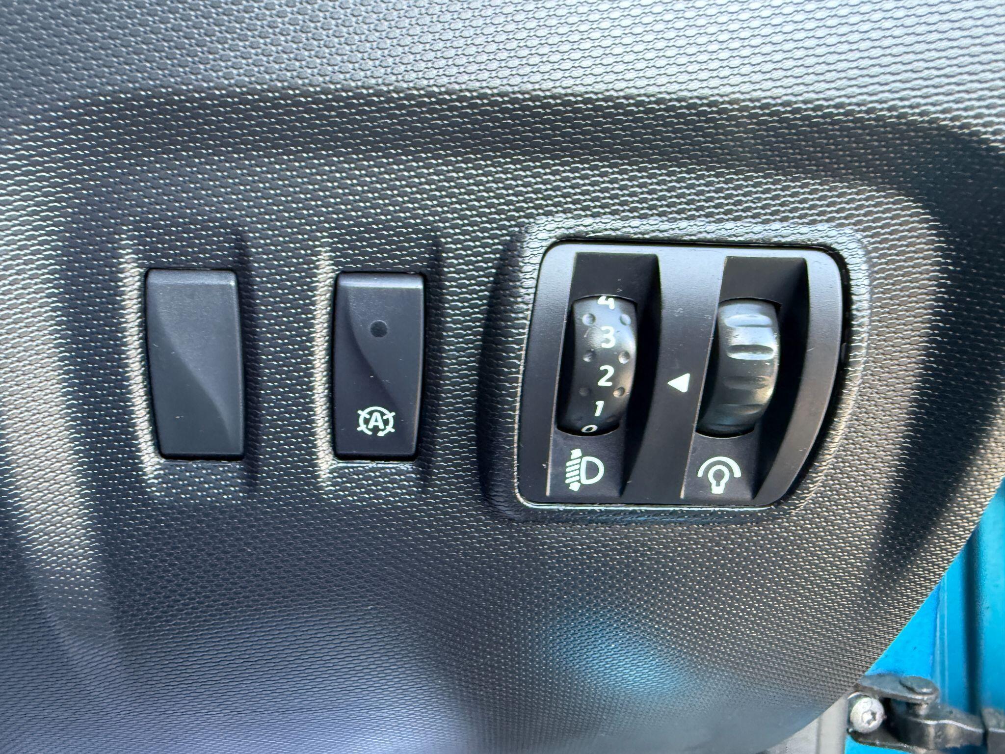 Renault Captur - Image 49