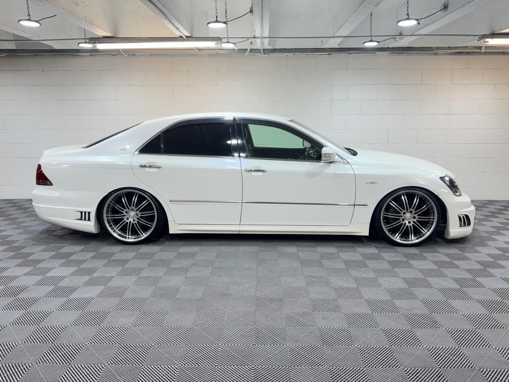 Toyota CROWN - Image 6