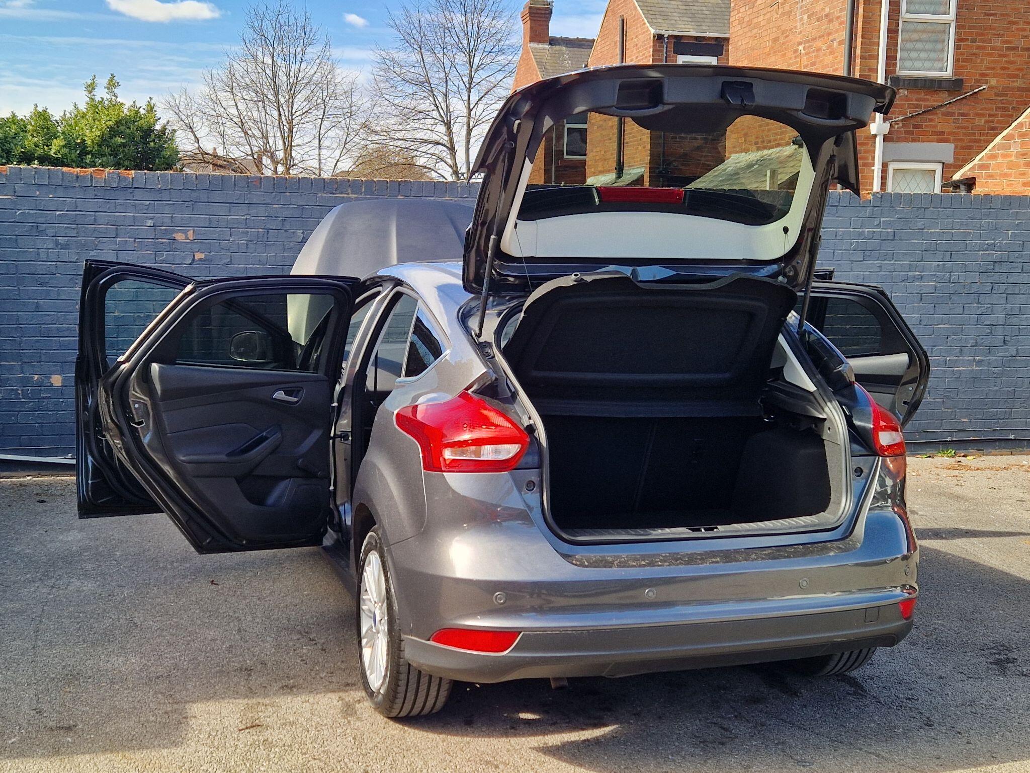 Ford Focus - Image 20