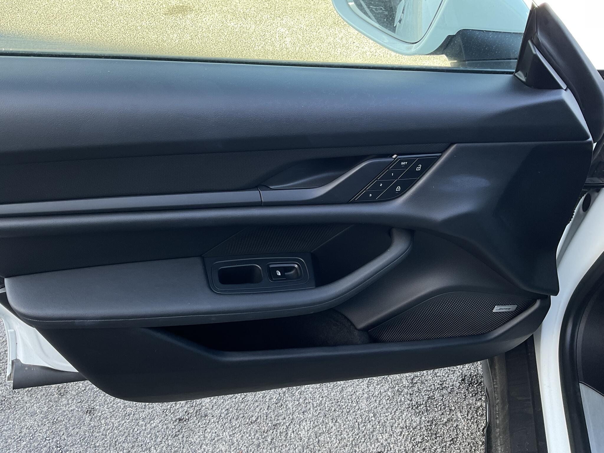 Porsche Taycan - Image 11