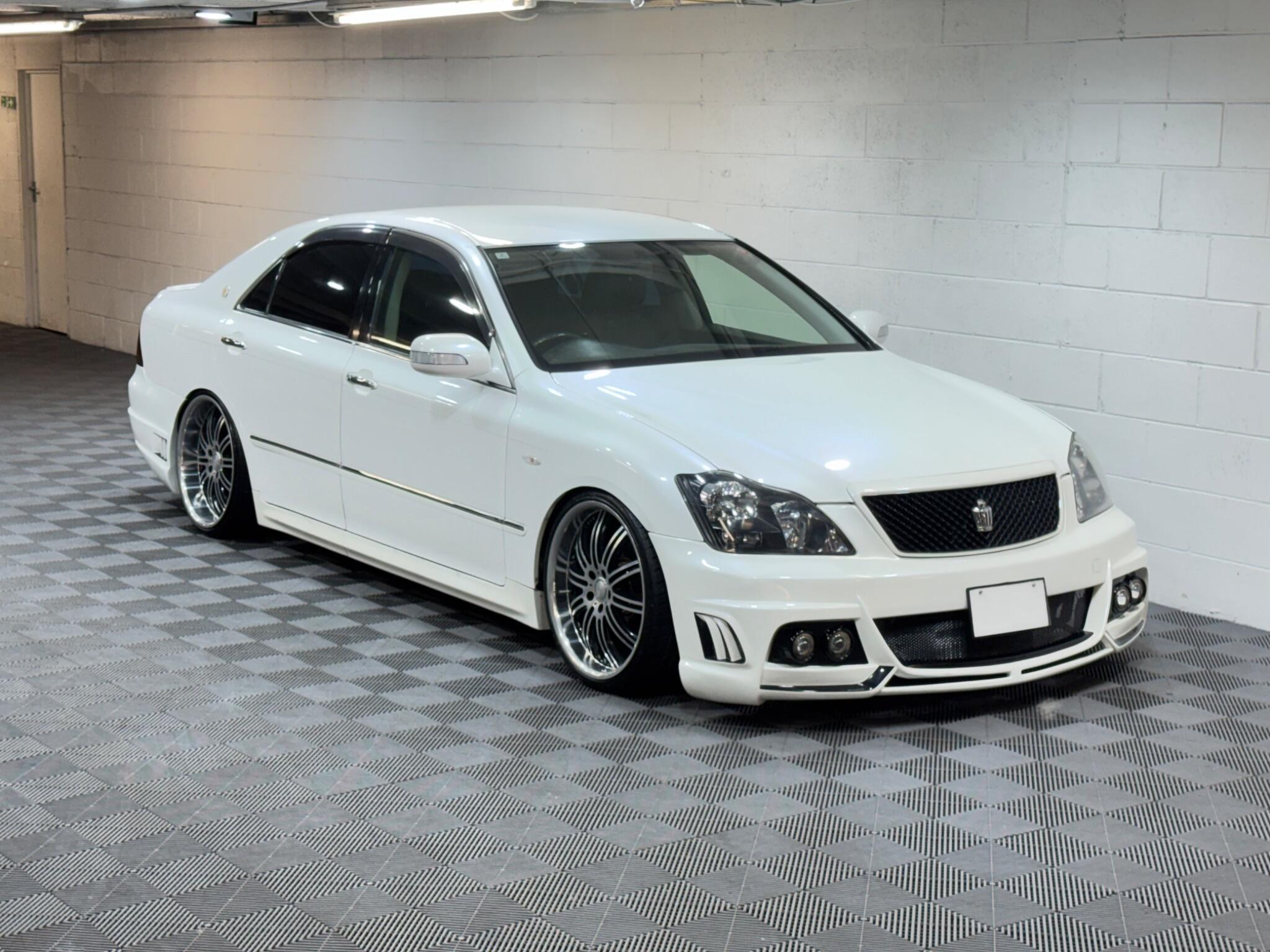 Toyota CROWN - Image 14
