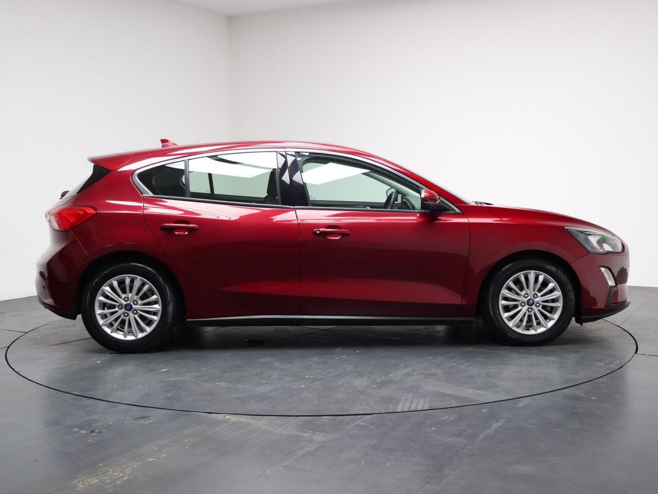 Ford Focus - Image 14