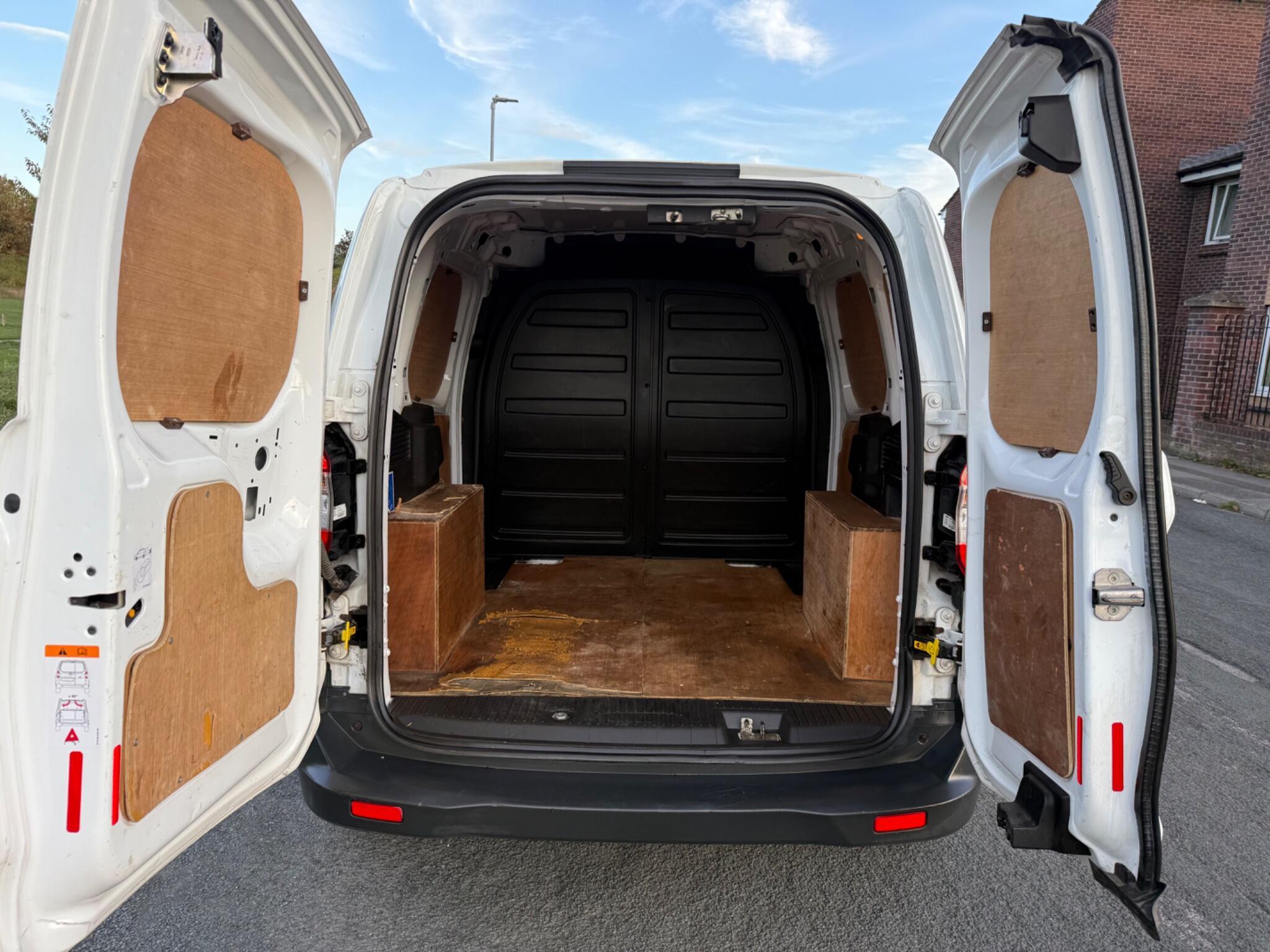 Ford Transit Courier - Image 13