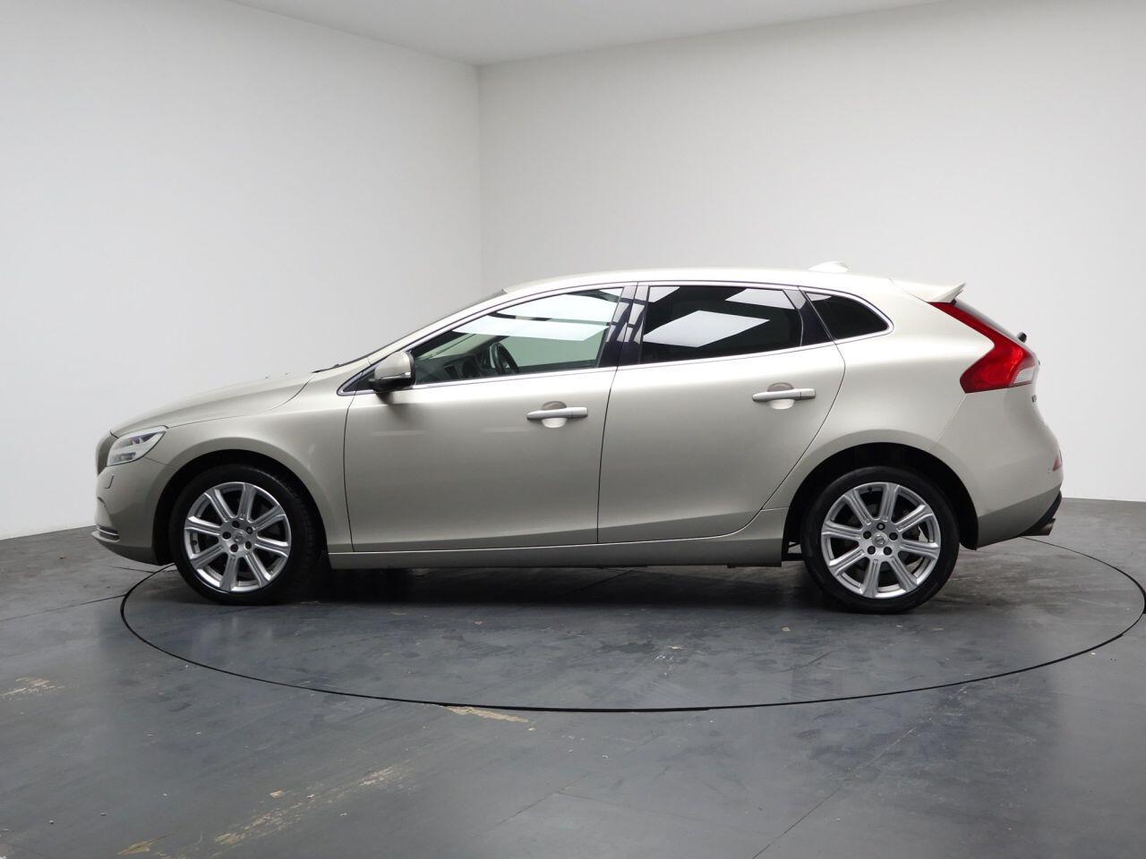 Volvo V40 - Image 8