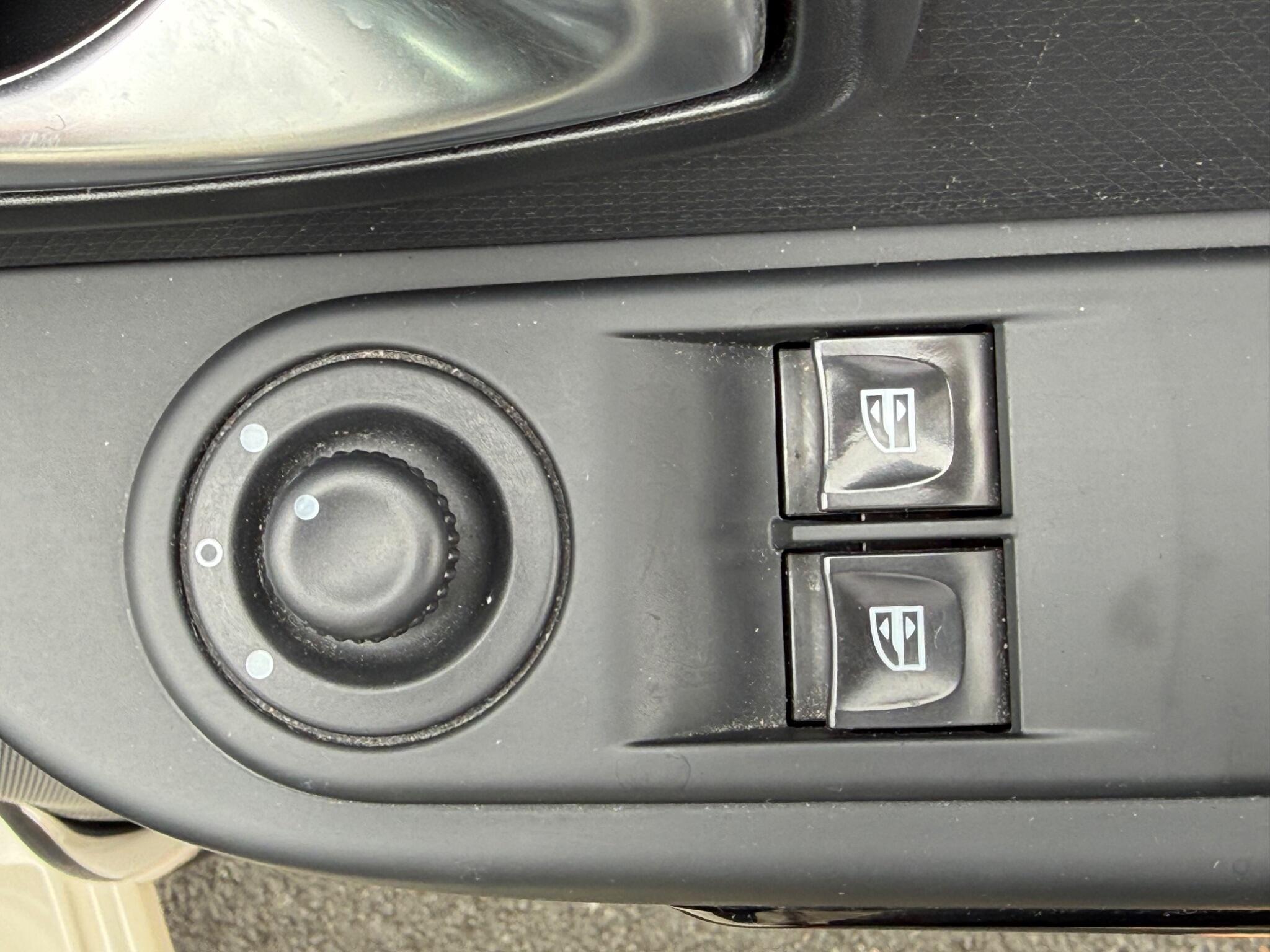 Renault Clio - Image 17