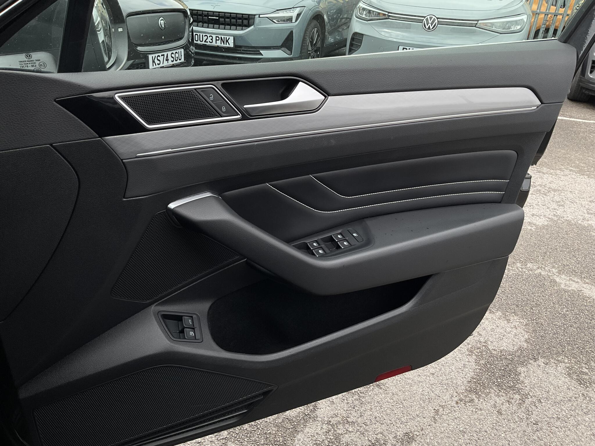 Volkswagen Passat - Image 7