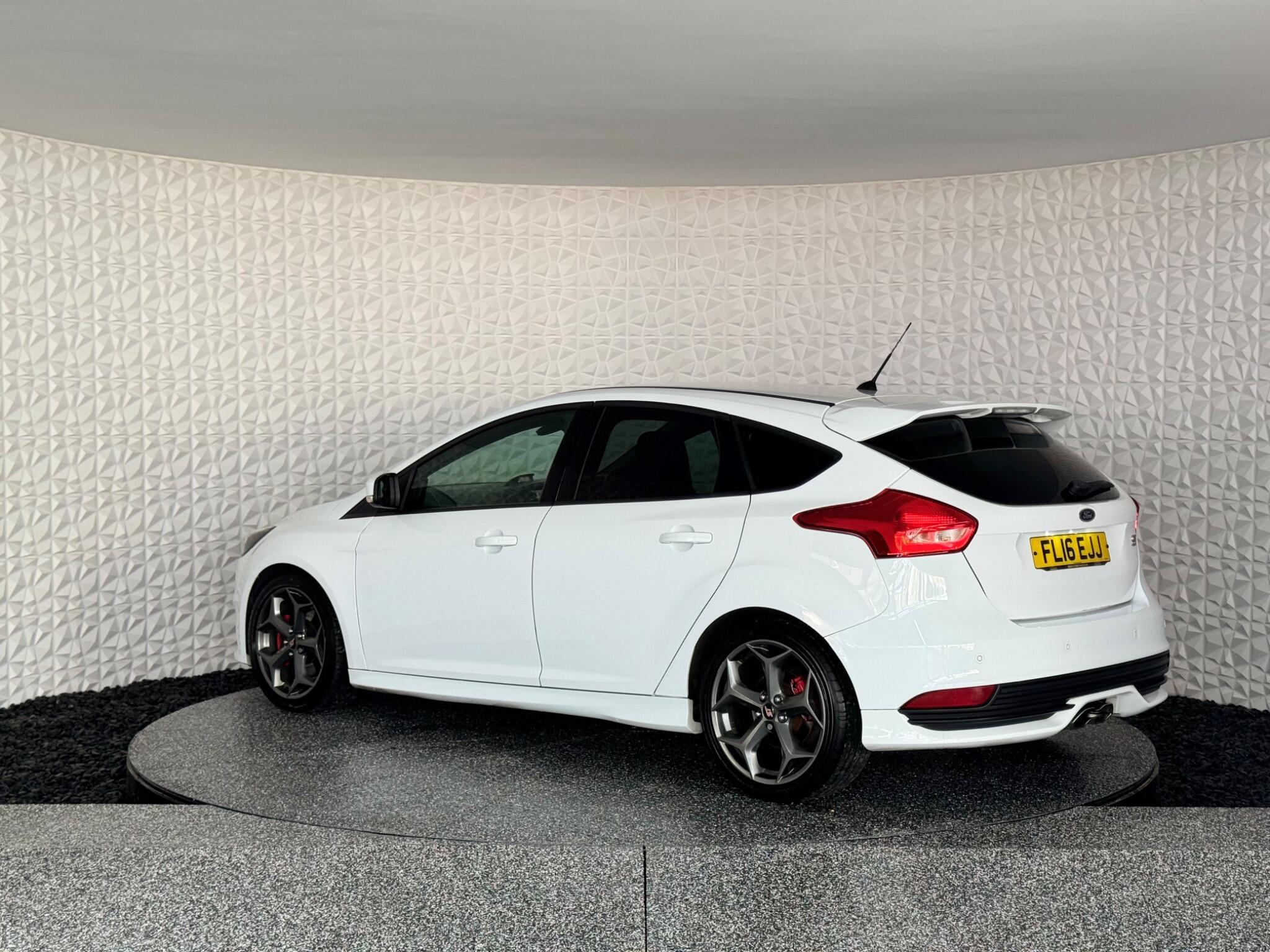 Ford Focus - Image 19
