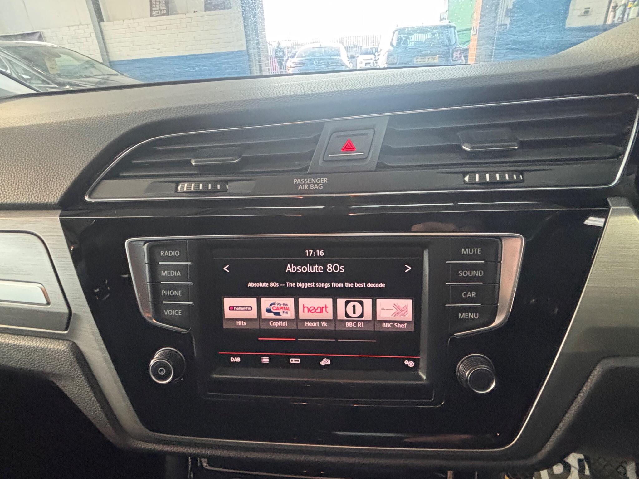 Volkswagen Touran - Image 25