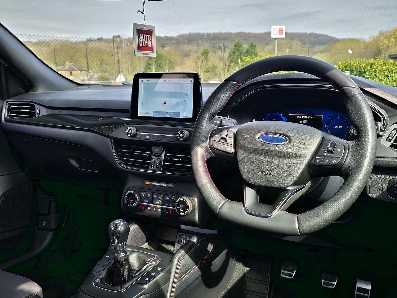 Ford Focus - Image 18