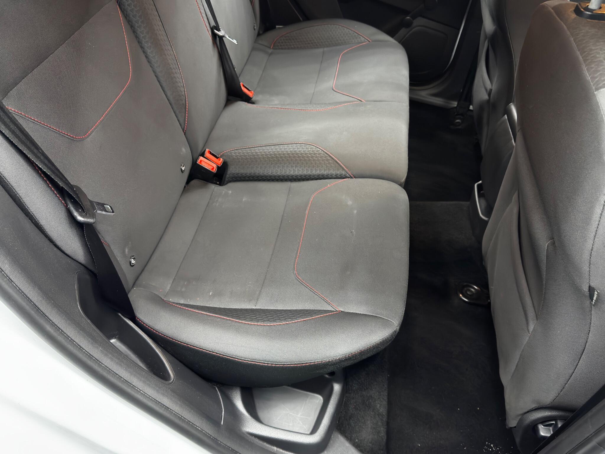 Ford Focus - Image 15