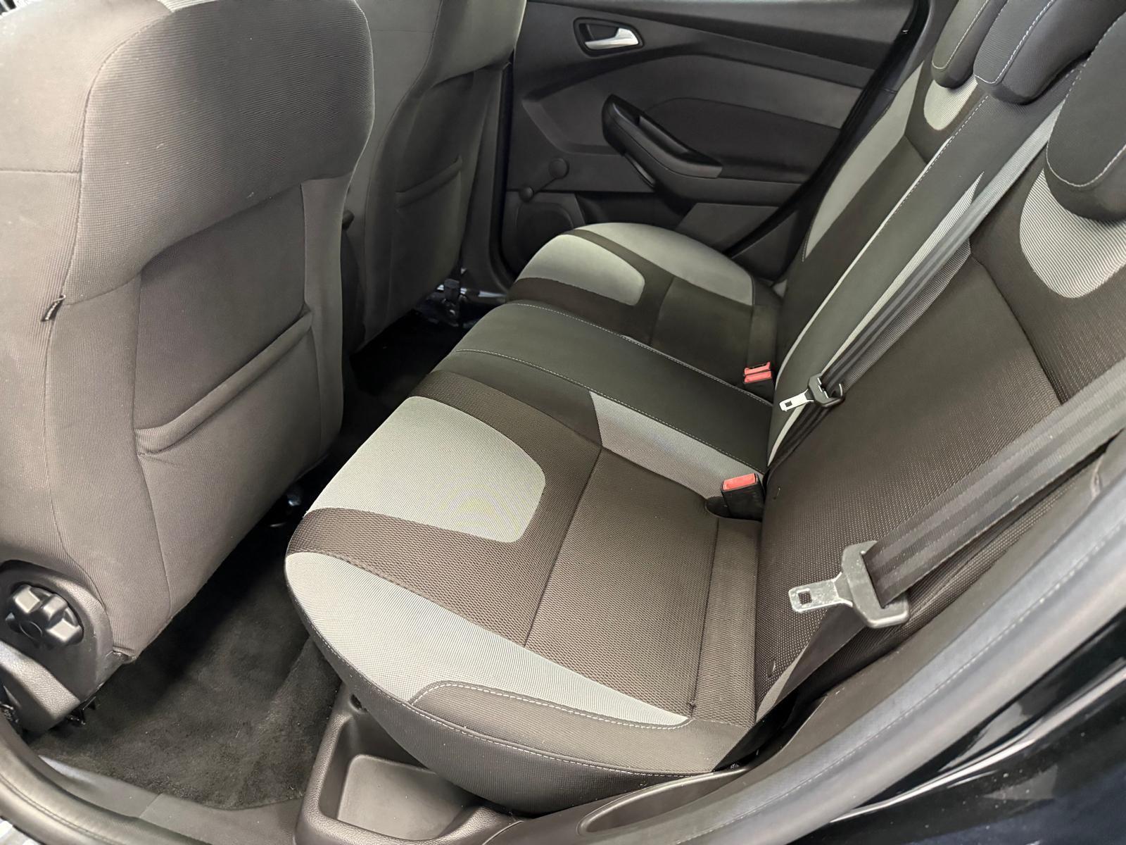 Ford Focus - Image 12