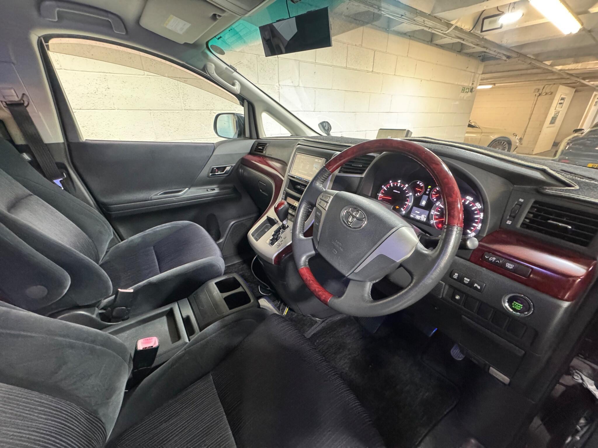 Toyota Vellfire - Image 9
