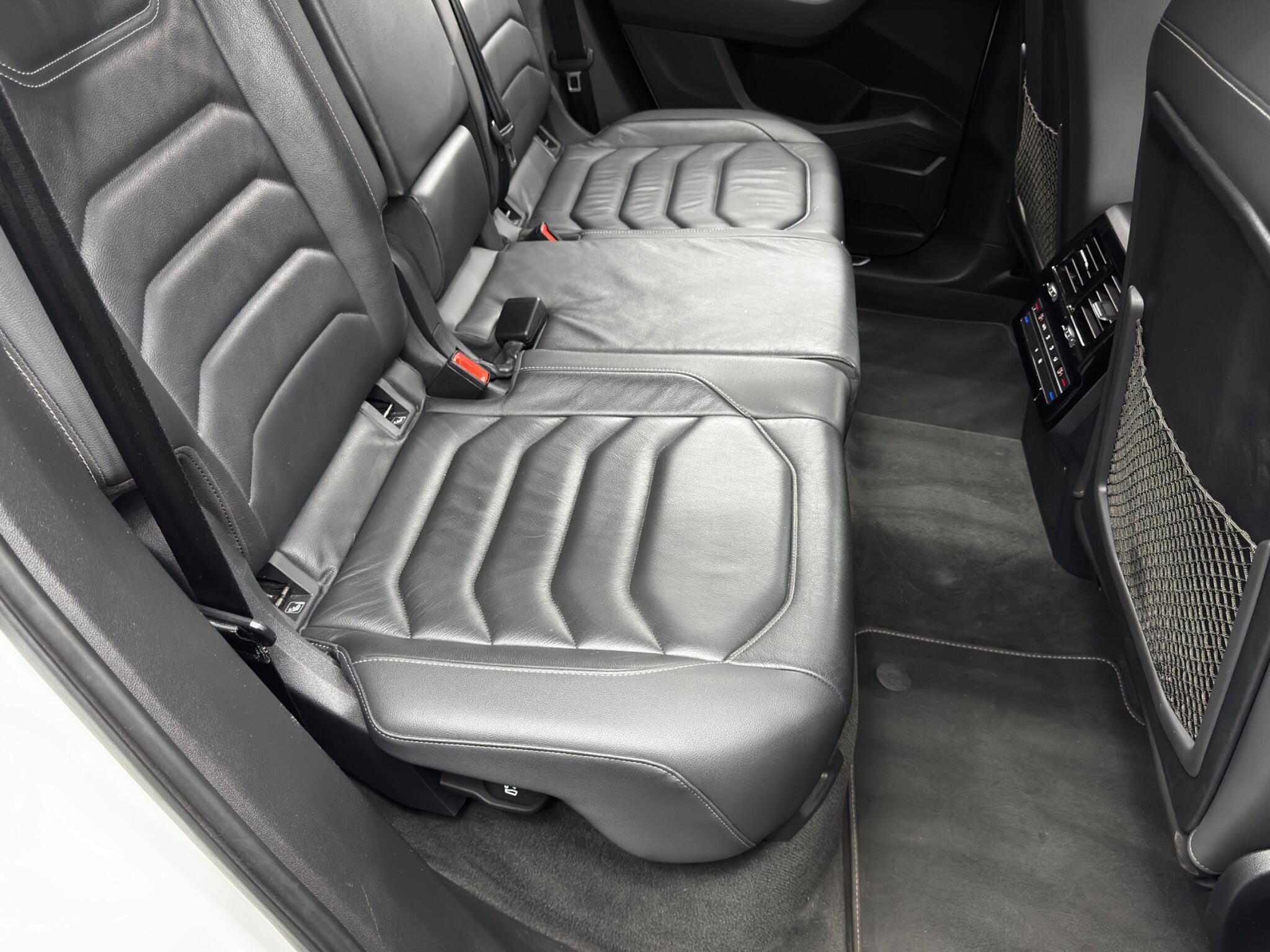 Volkswagen Touareg - Image 16