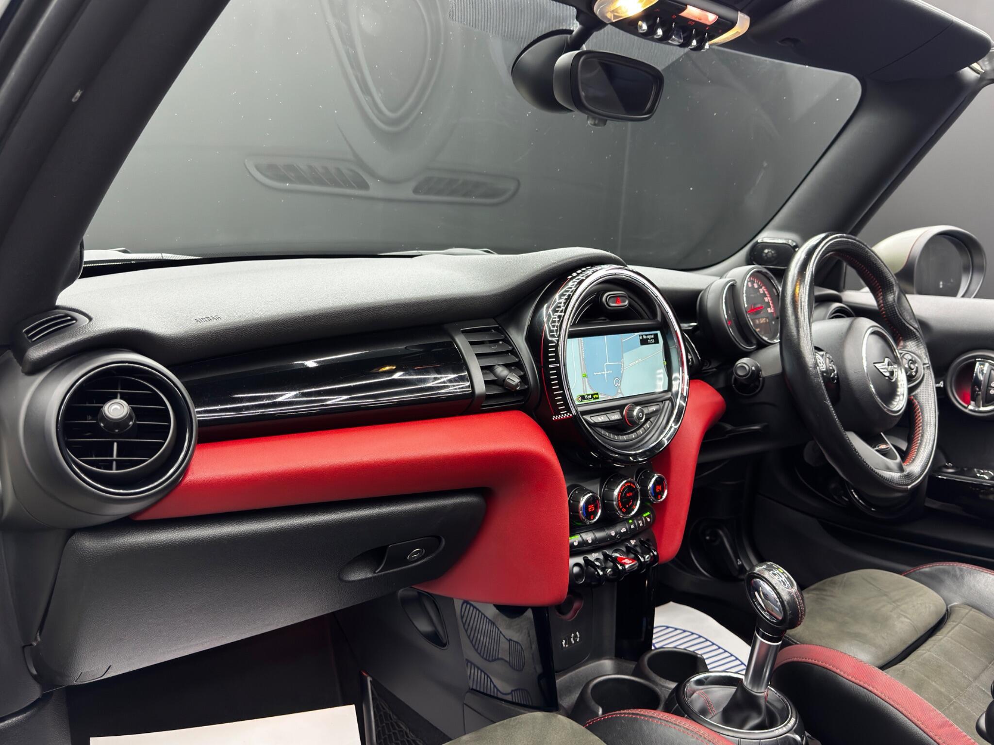 MINI Convertible - Image 10