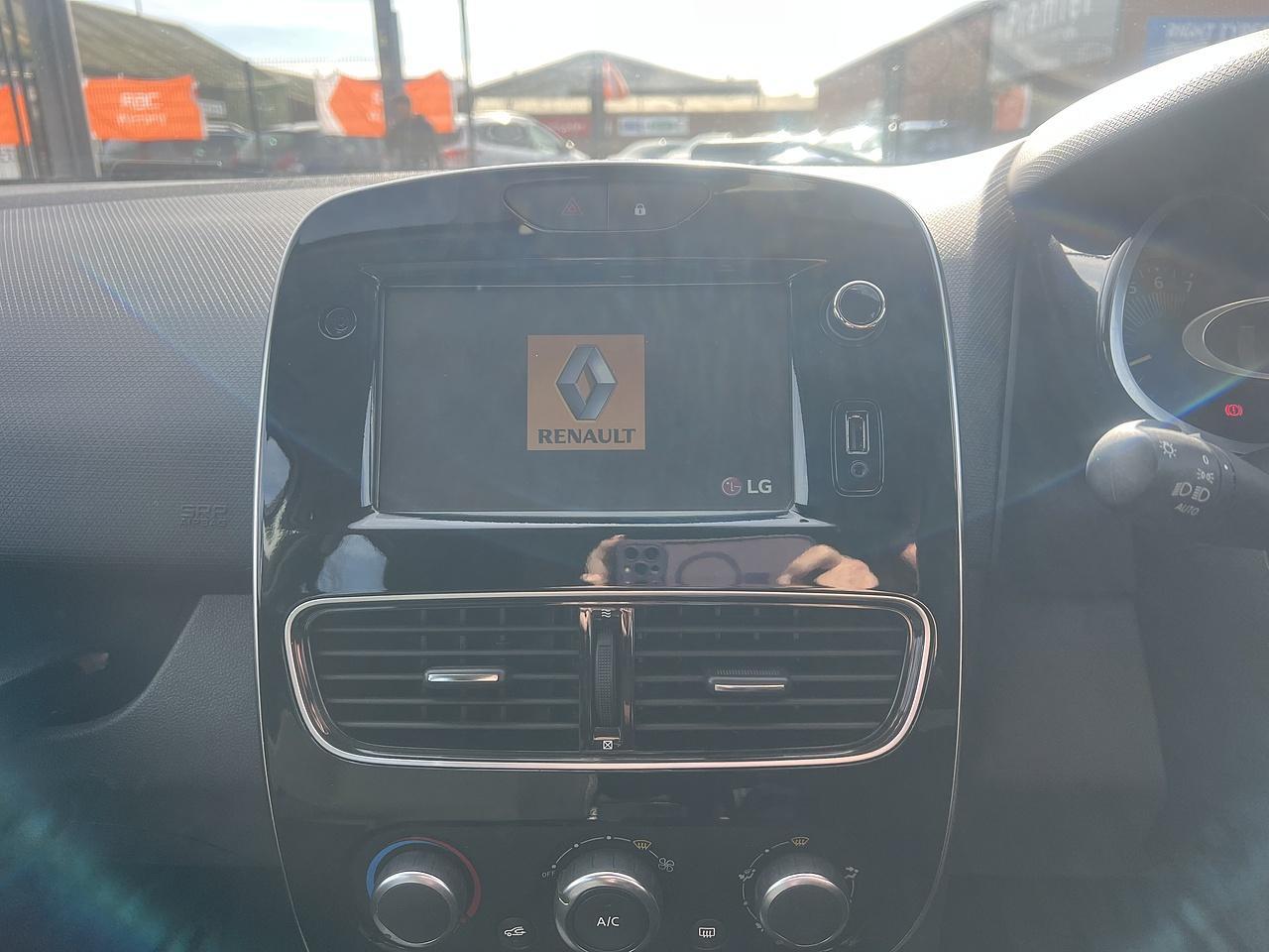 Renault Clio - Image 16