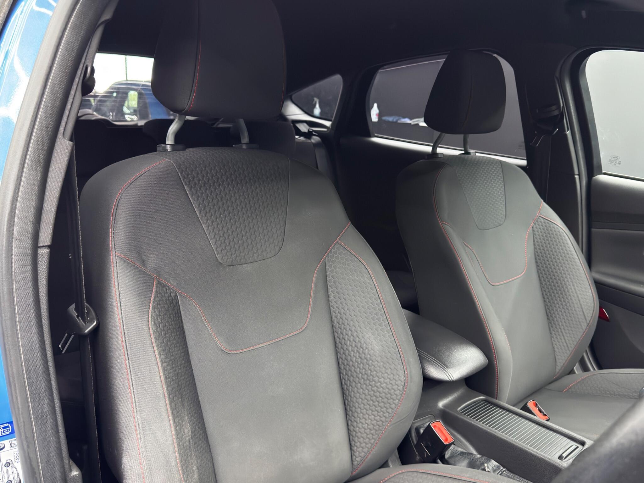 Ford Focus - Image 12