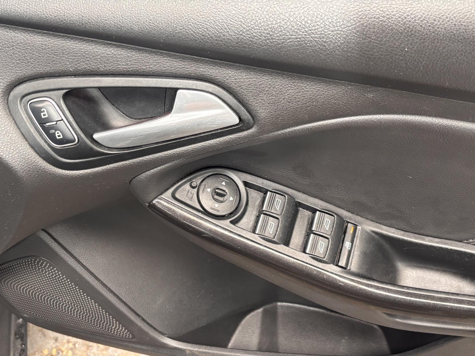Ford Focus - Image 15