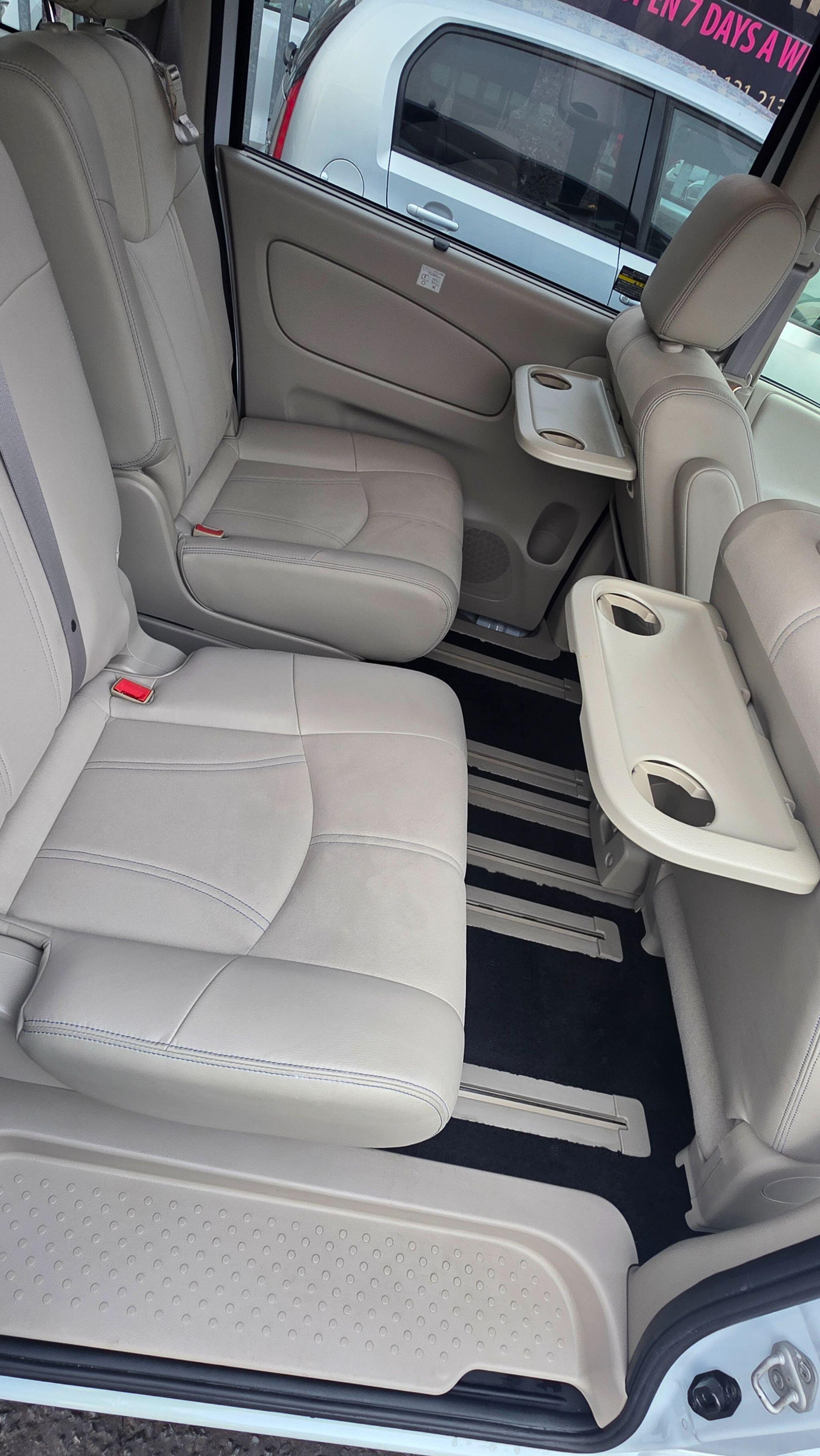 Nissan Serena - Image 32