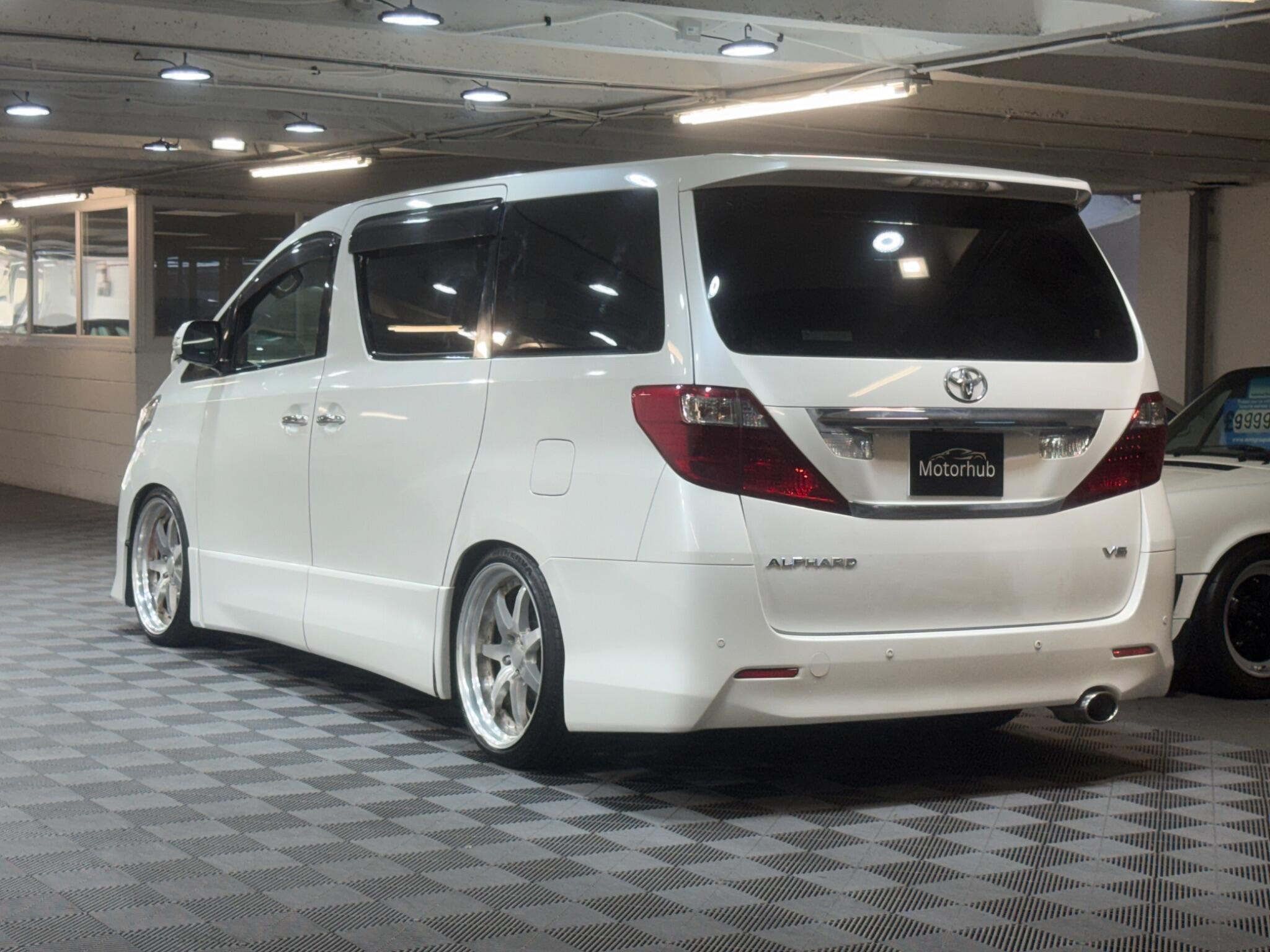 Toyota Alphard - Image 3
