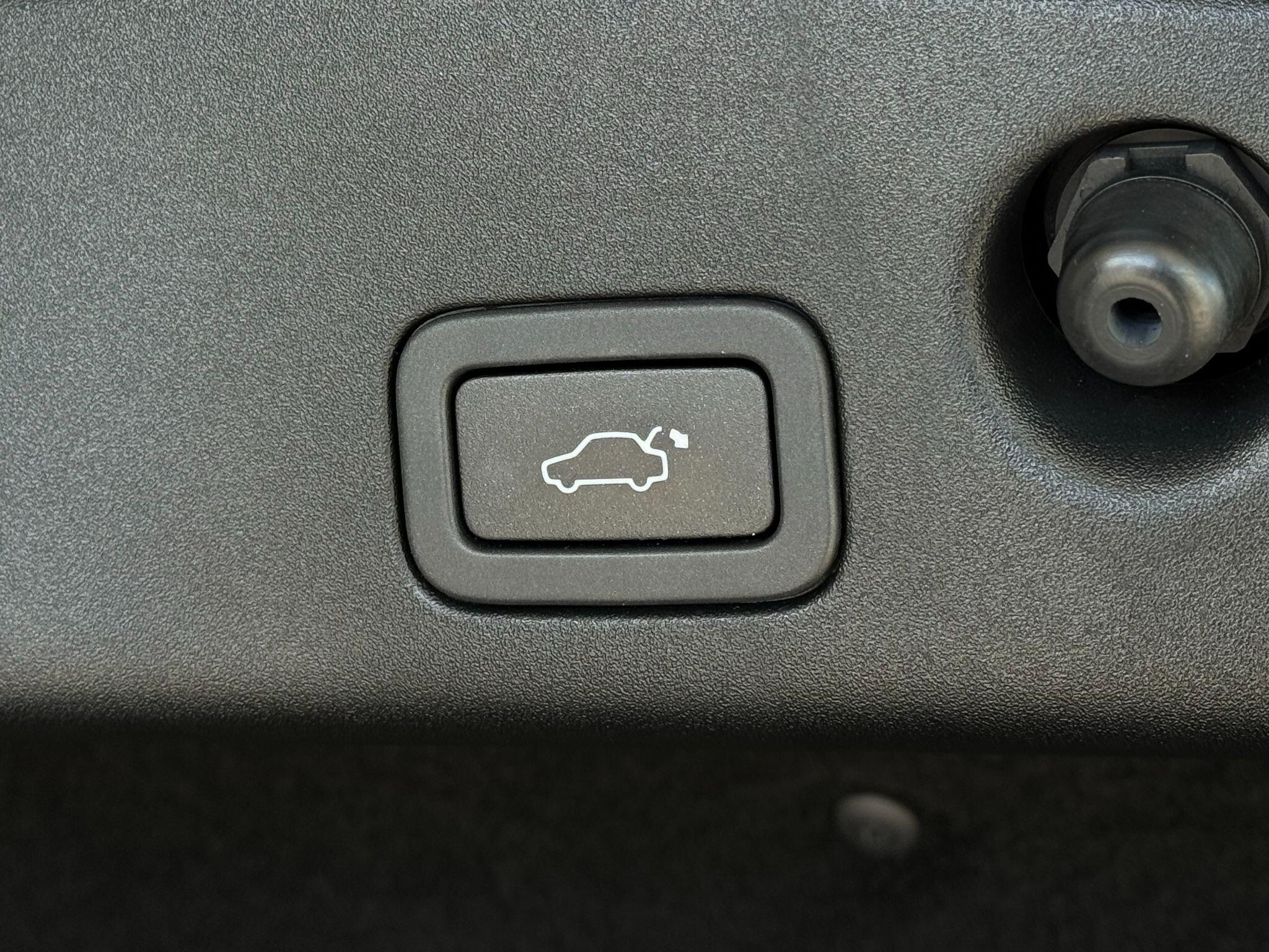 Jaguar XJ - Image 19