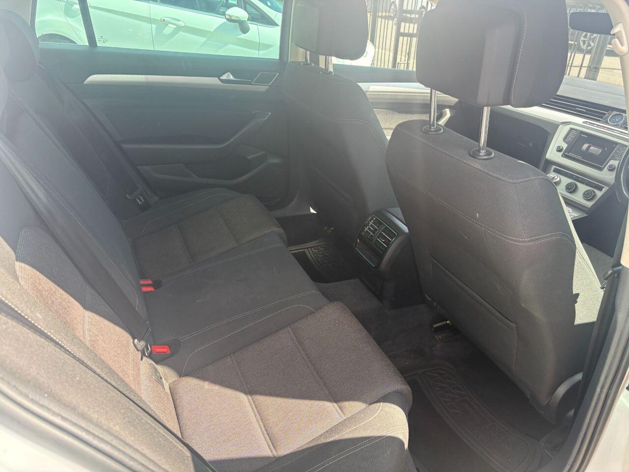 Volkswagen Passat - Image 16
