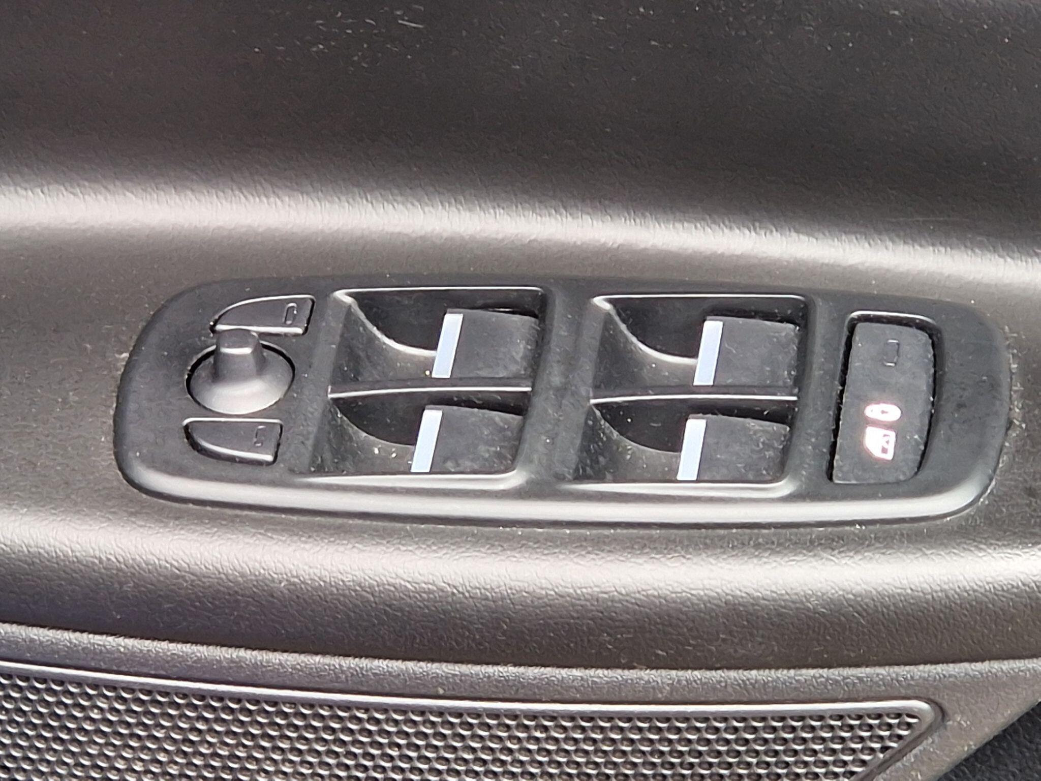 Jaguar XE - Image 32