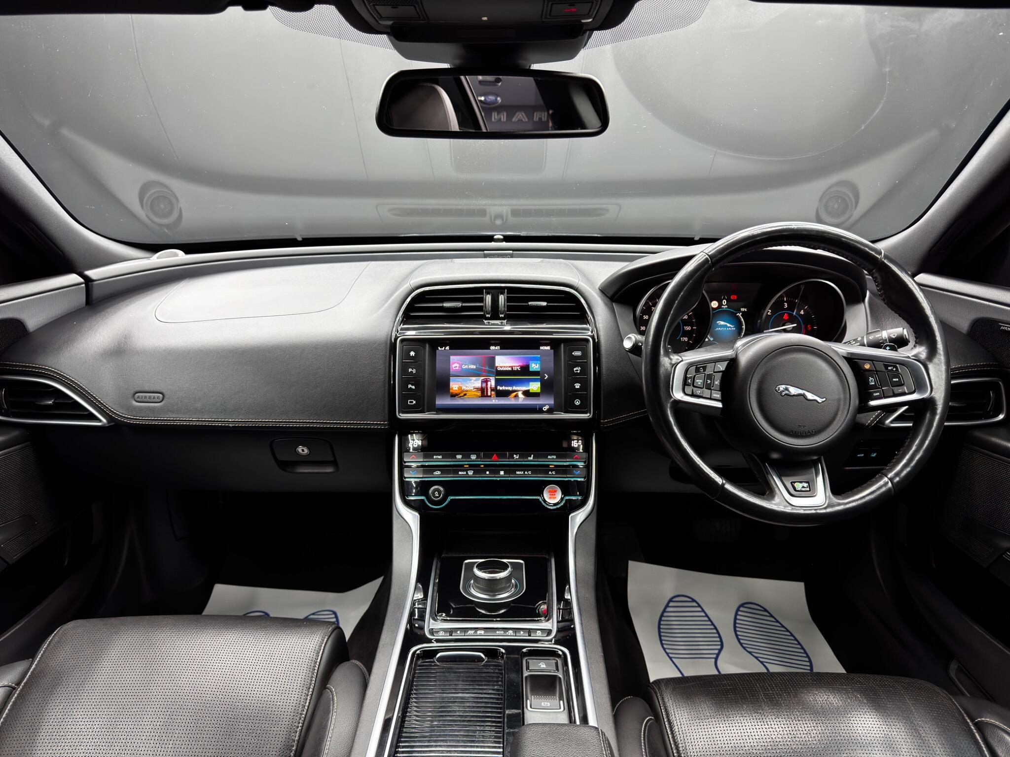 Jaguar XE - Image 10