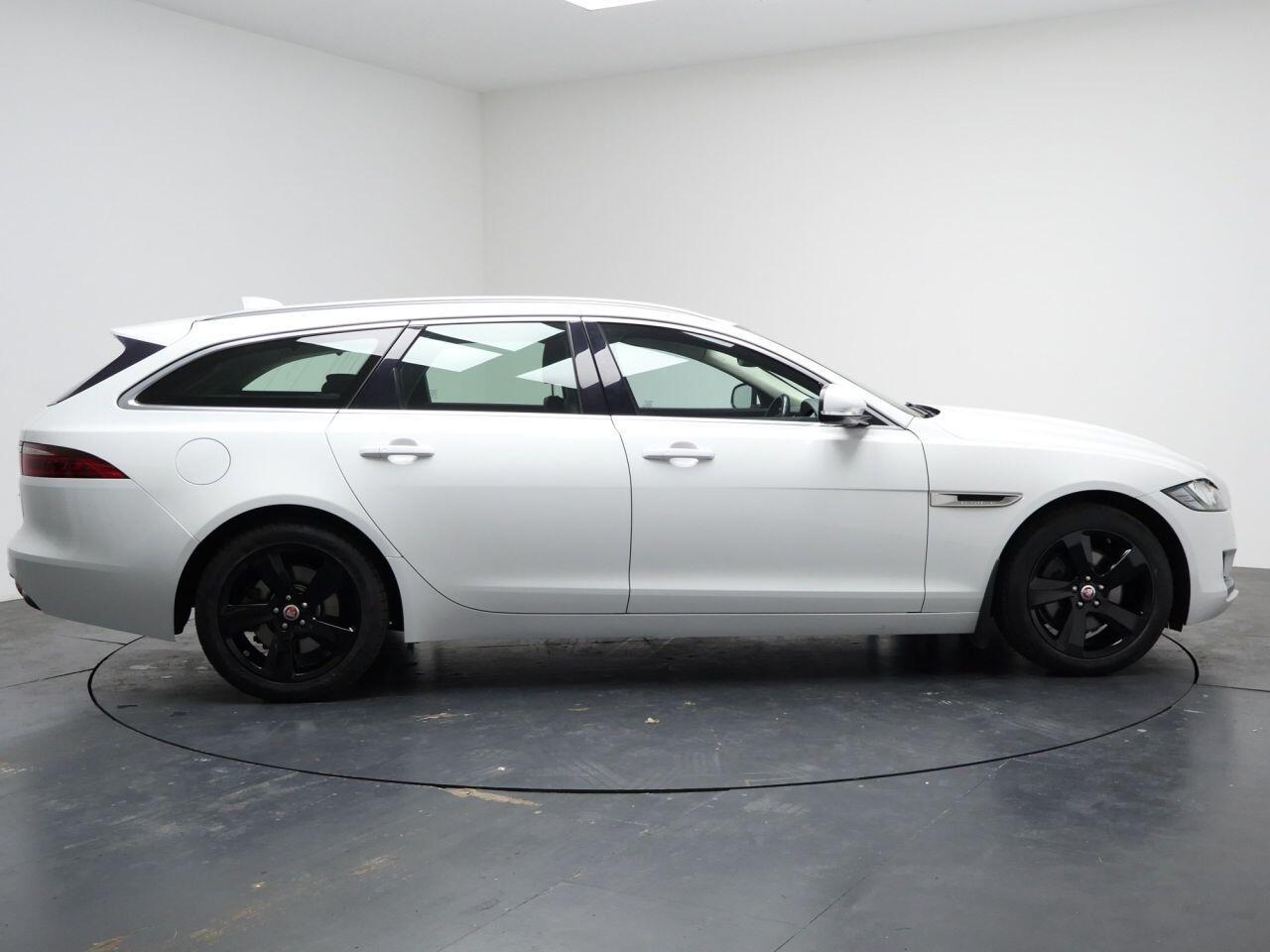 Jaguar XF - Image 14
