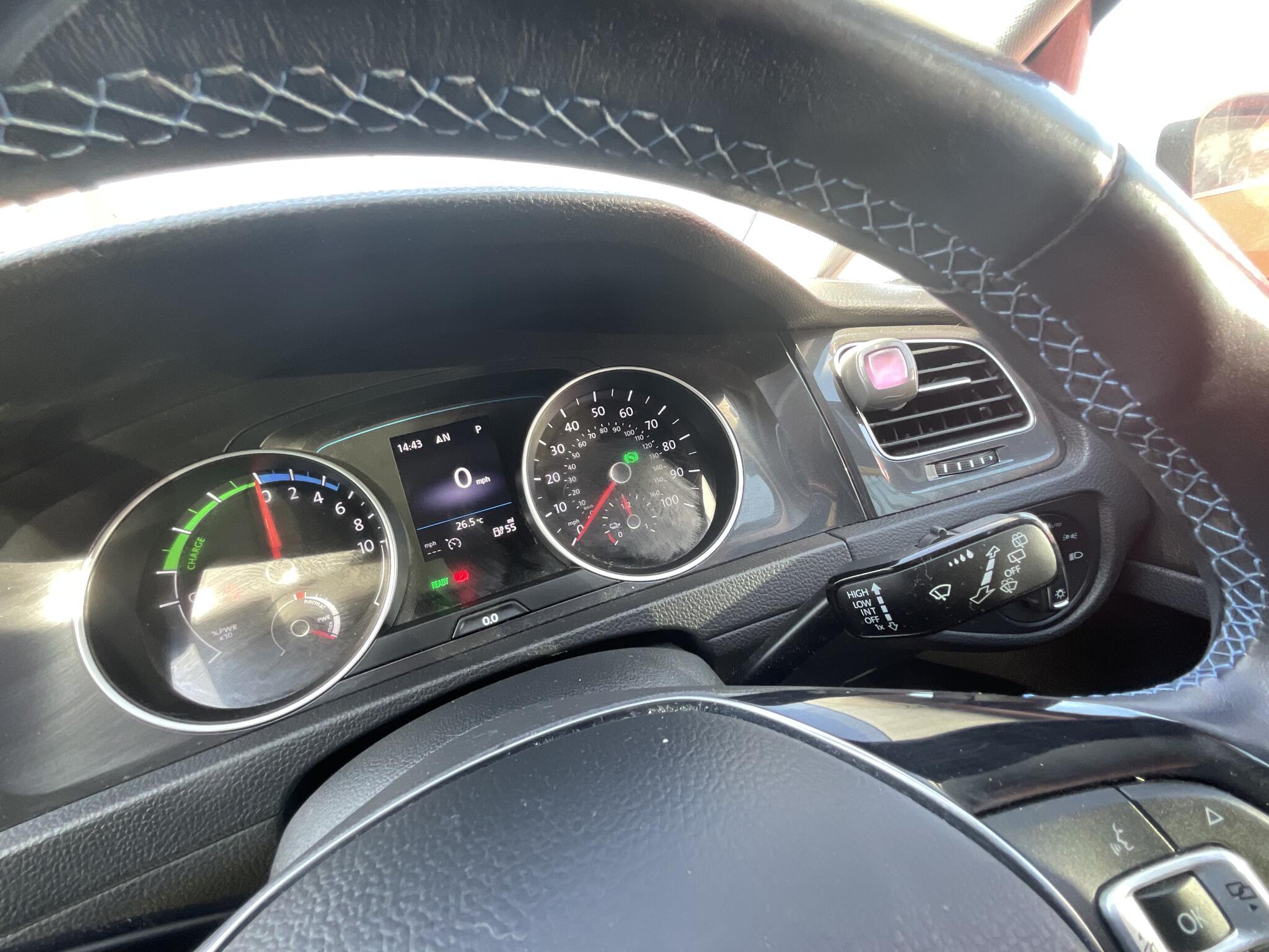 Volkswagen e-Golf - Image 17