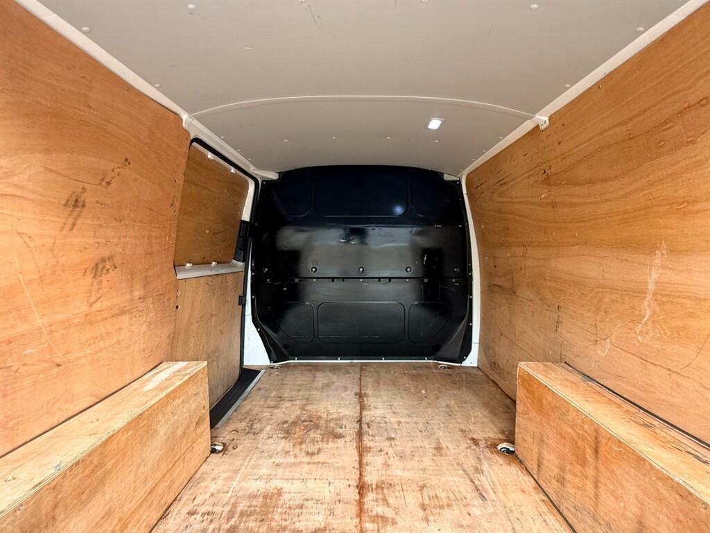 Volkswagen Transporter - Image 18