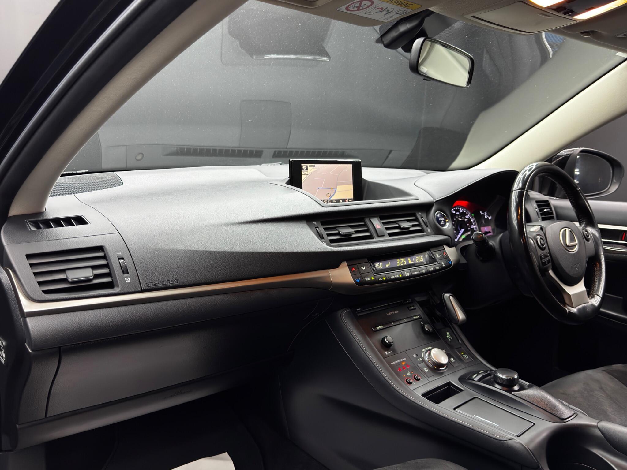 Lexus CT - Image 11