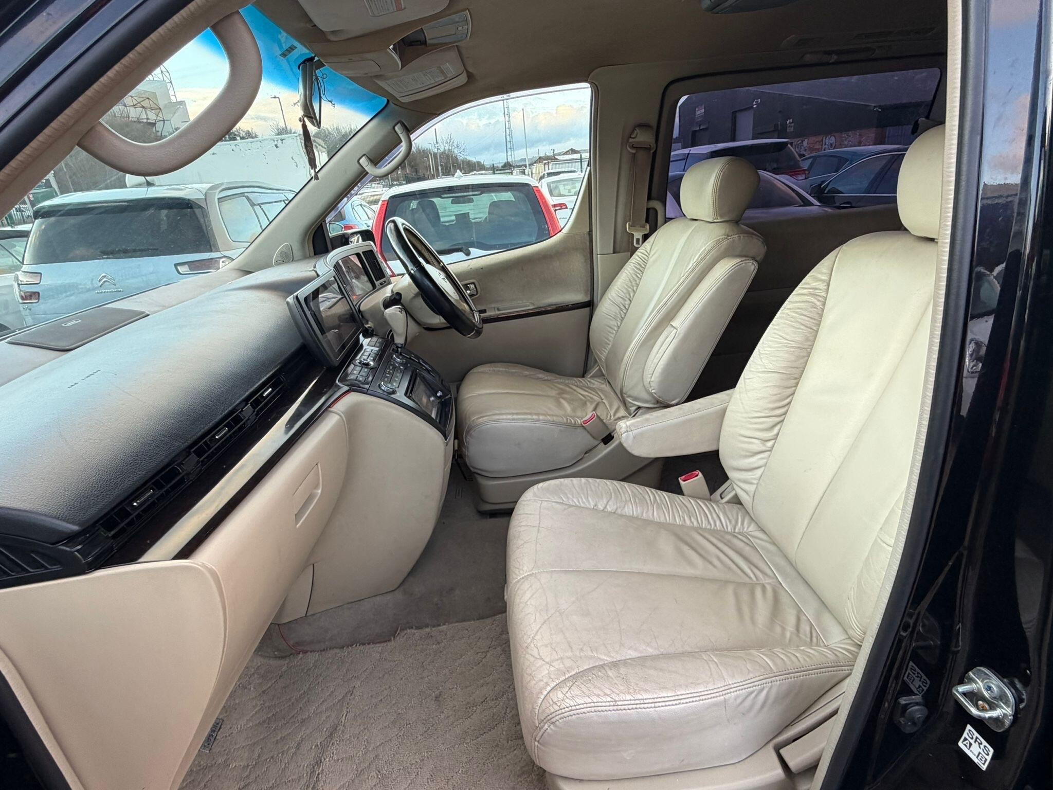 Nissan Elgrand - Image 12