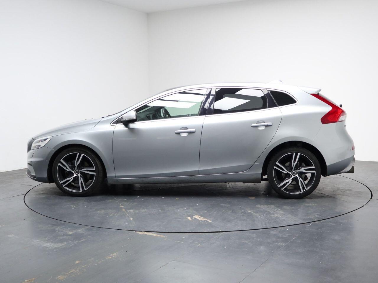 Volvo V40 - Image 8
