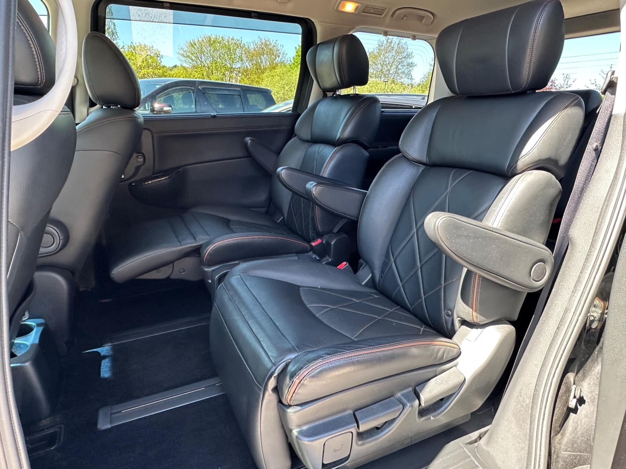 Nissan Elgrand - Image 11