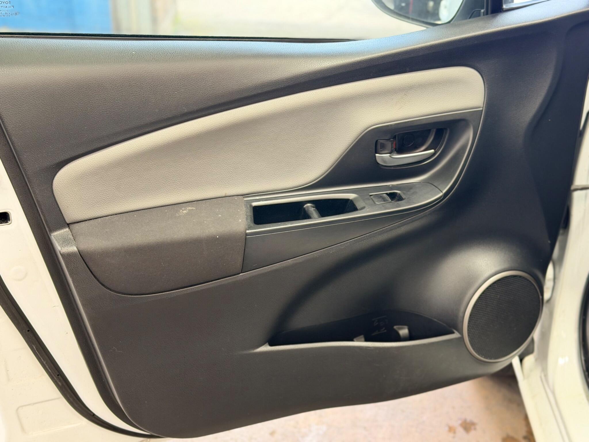 Toyota Yaris - Image 27