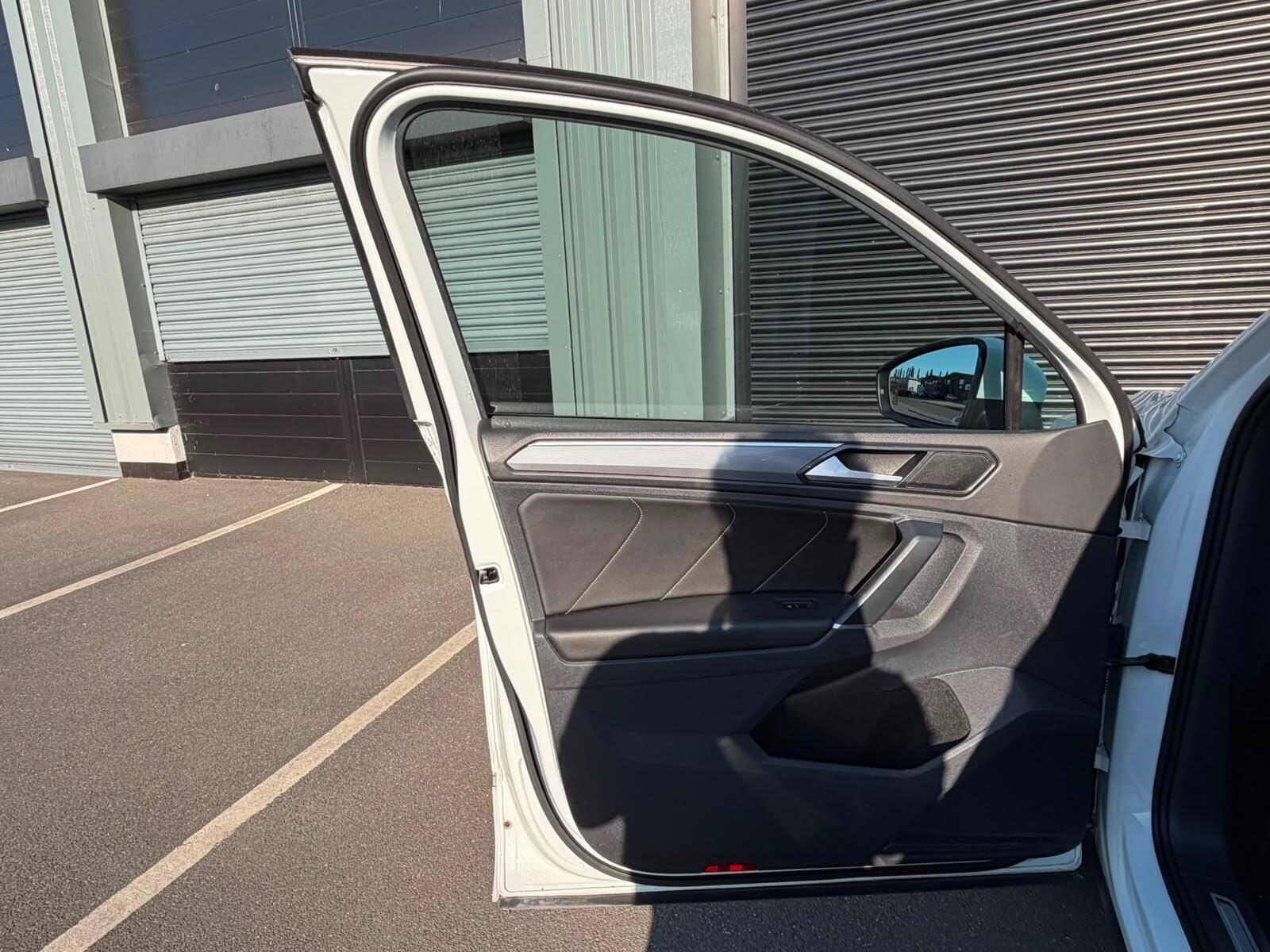 Volkswagen Tiguan - Image 11
