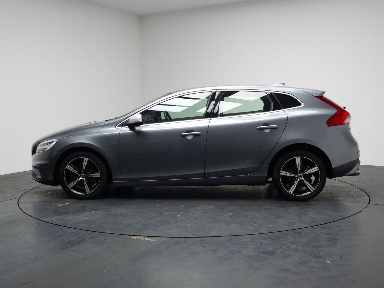 Volvo V40 - Image 12