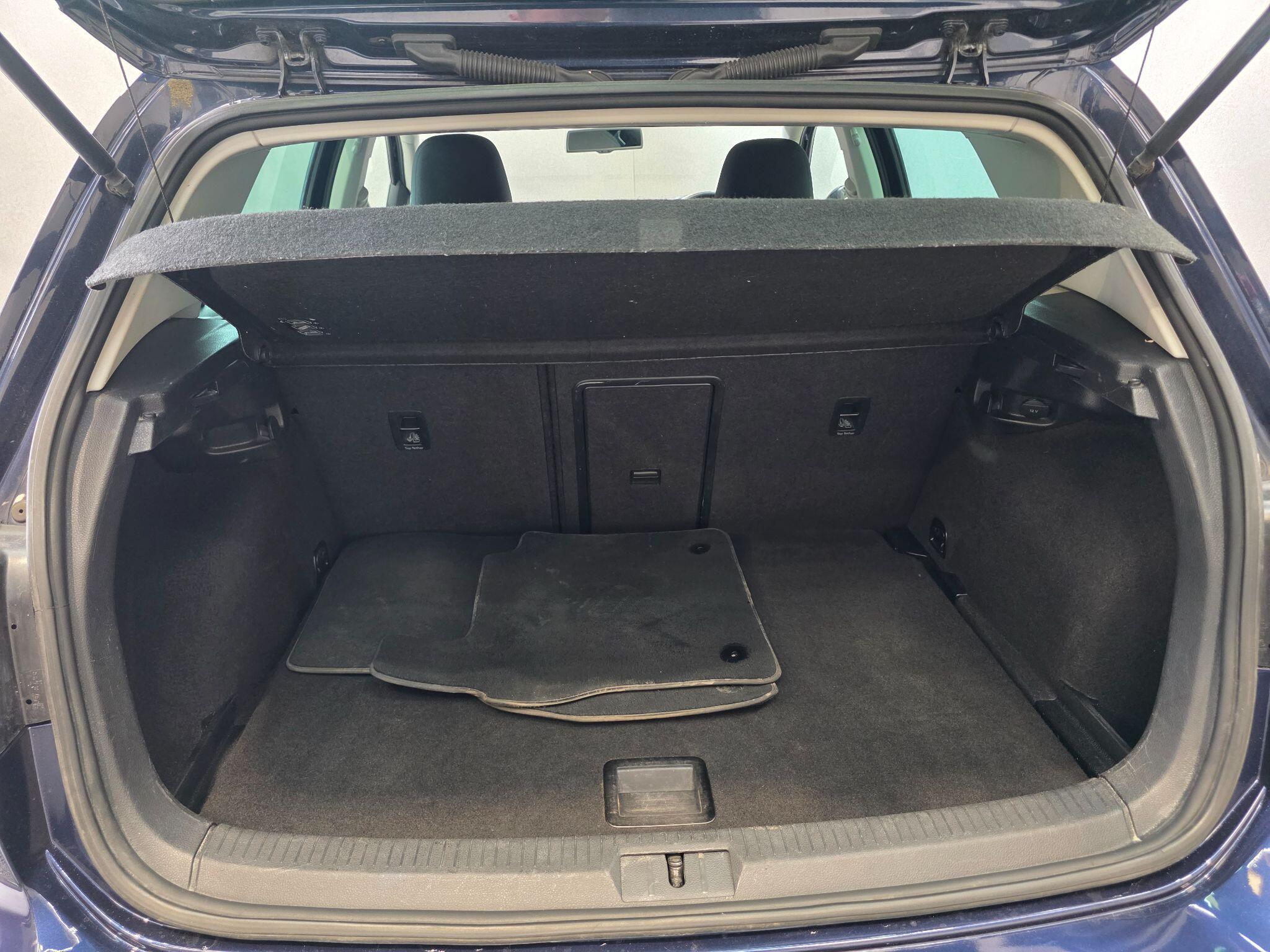 Volkswagen Golf - Image 30