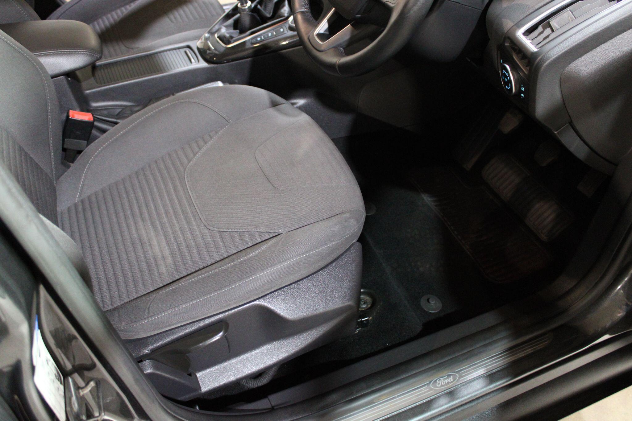 Ford Focus - Image 8